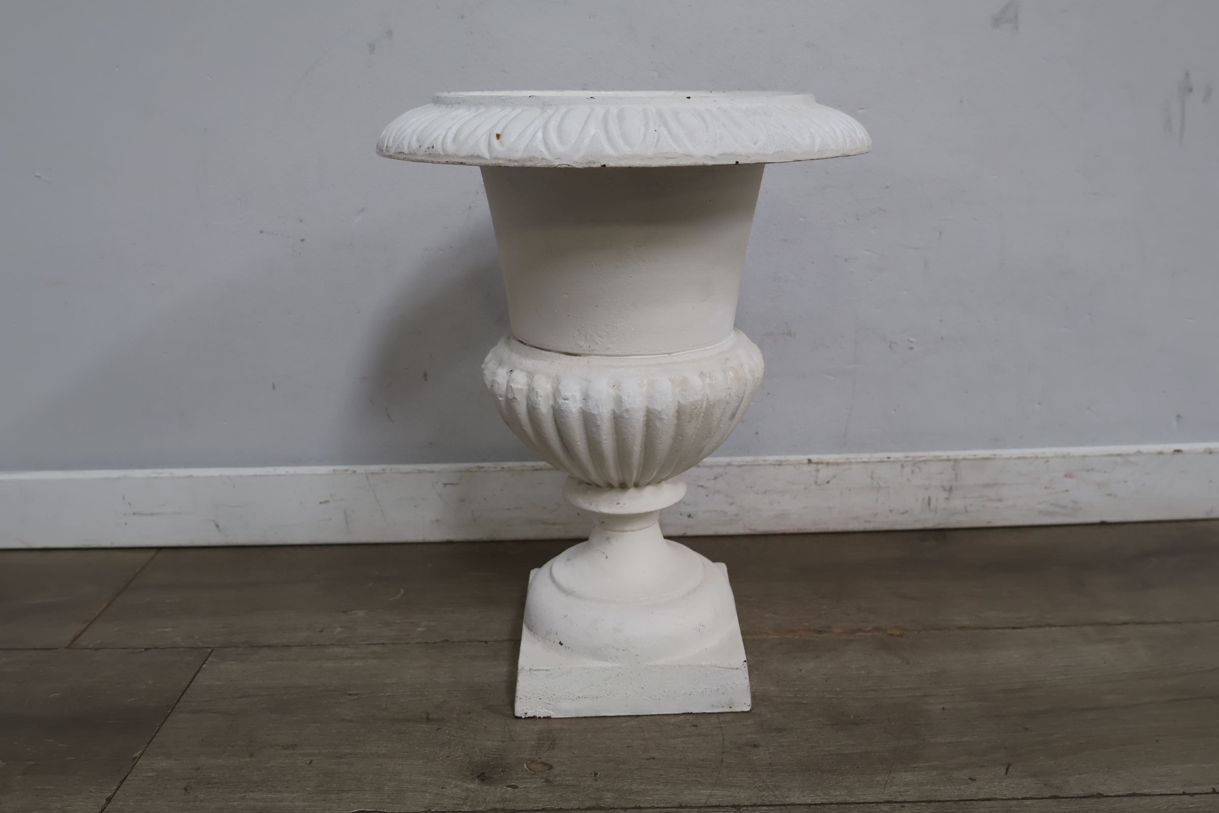 Witte decoratieve tuinvaas – foto 3 – kavel bij GSD Auctions, Zoeterwoude