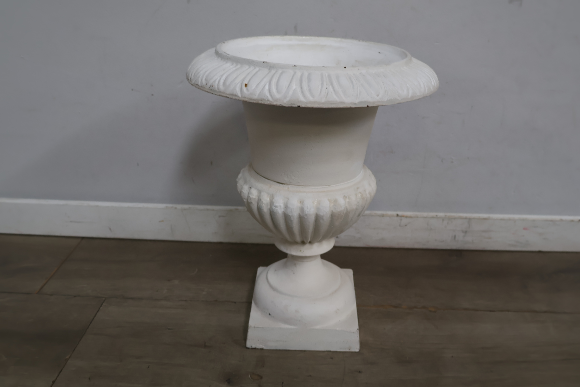 Witte decoratieve tuinvaas – foto 4 – kavel bij GSD Auctions, Zoeterwoude
