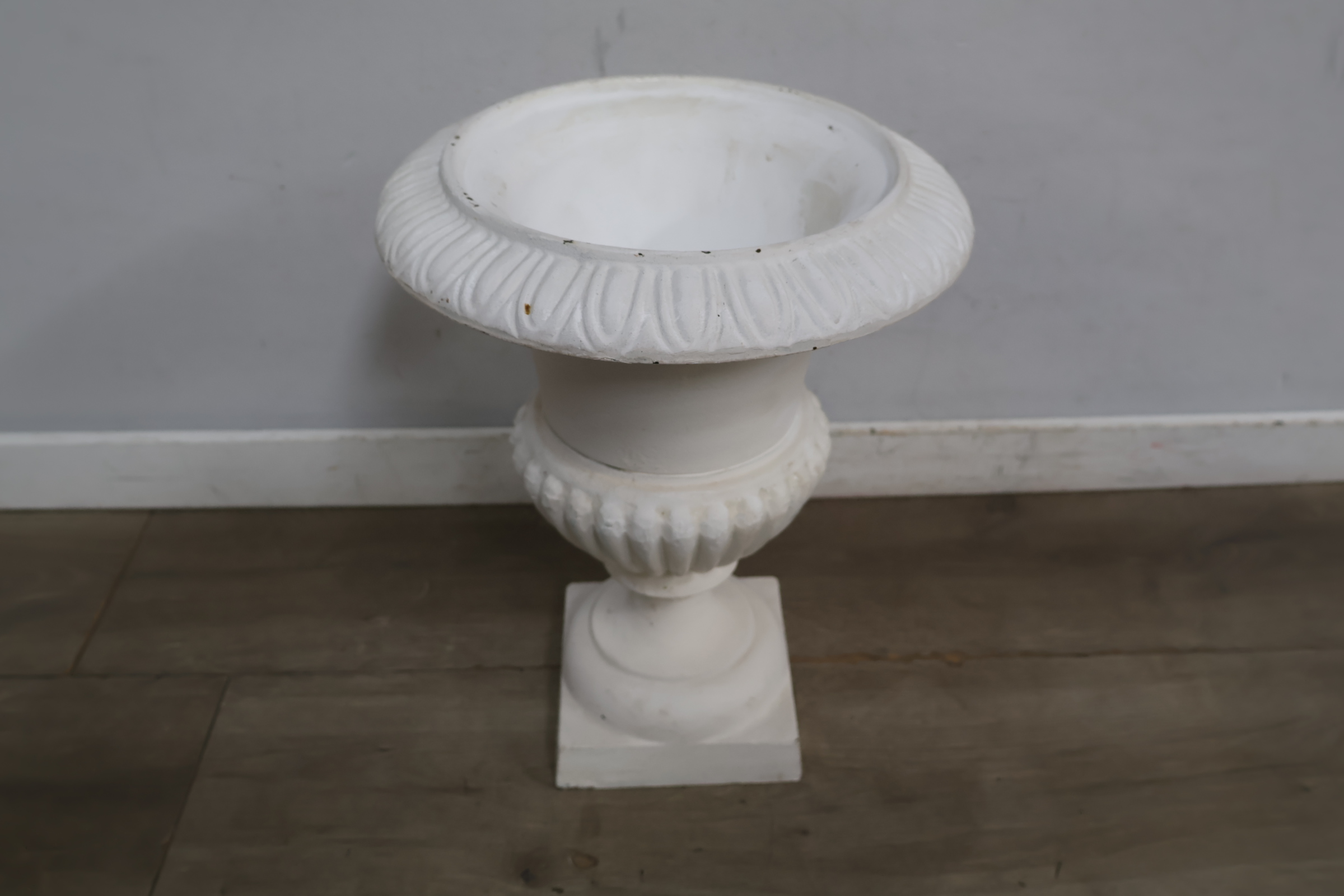Witte decoratieve tuinvaas – foto 5 – kavel bij GSD Auctions, Zoeterwoude