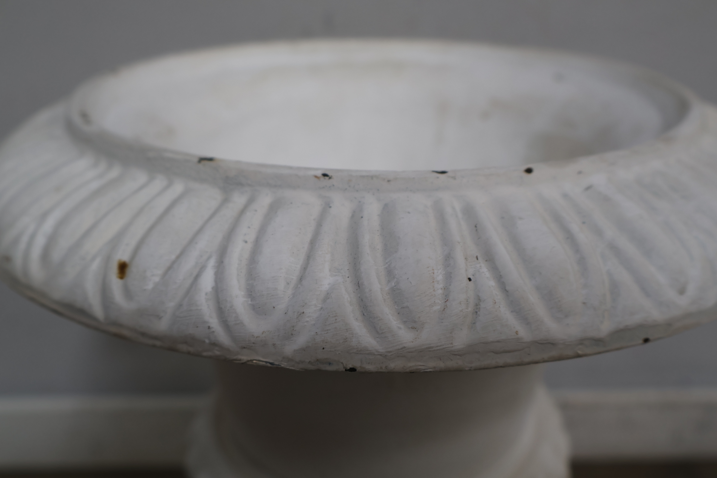Witte decoratieve tuinvaas – foto 6 – kavel bij GSD Auctions, Zoeterwoude