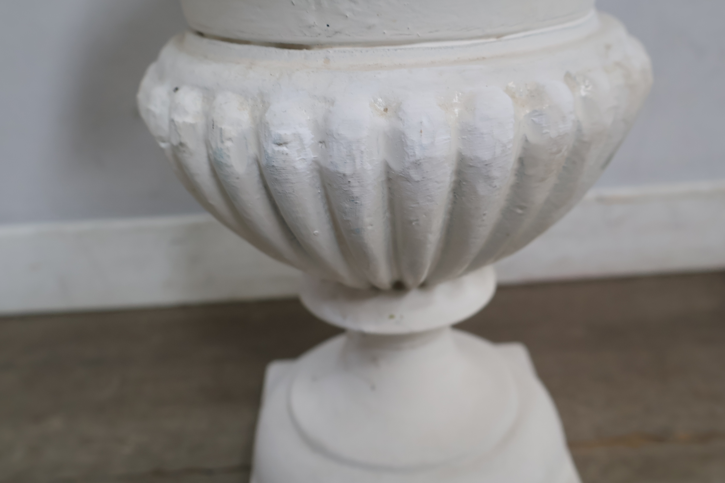 Witte decoratieve tuinvaas – foto 7 – kavel bij GSD Auctions, Zoeterwoude