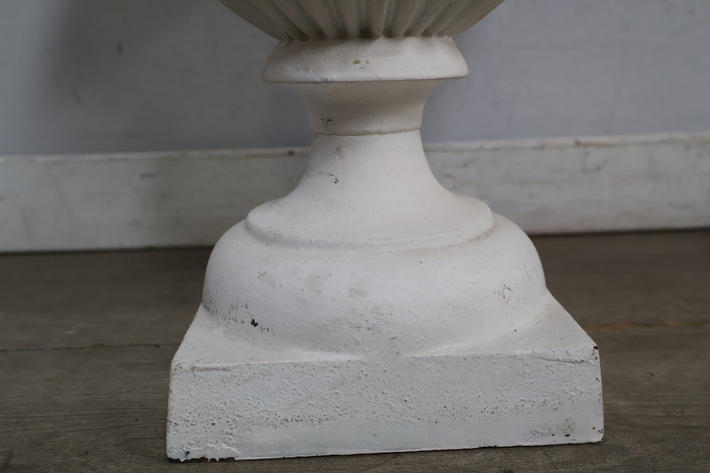 Witte decoratieve tuinvaas – foto 8 – kavel bij GSD Auctions, Zoeterwoude