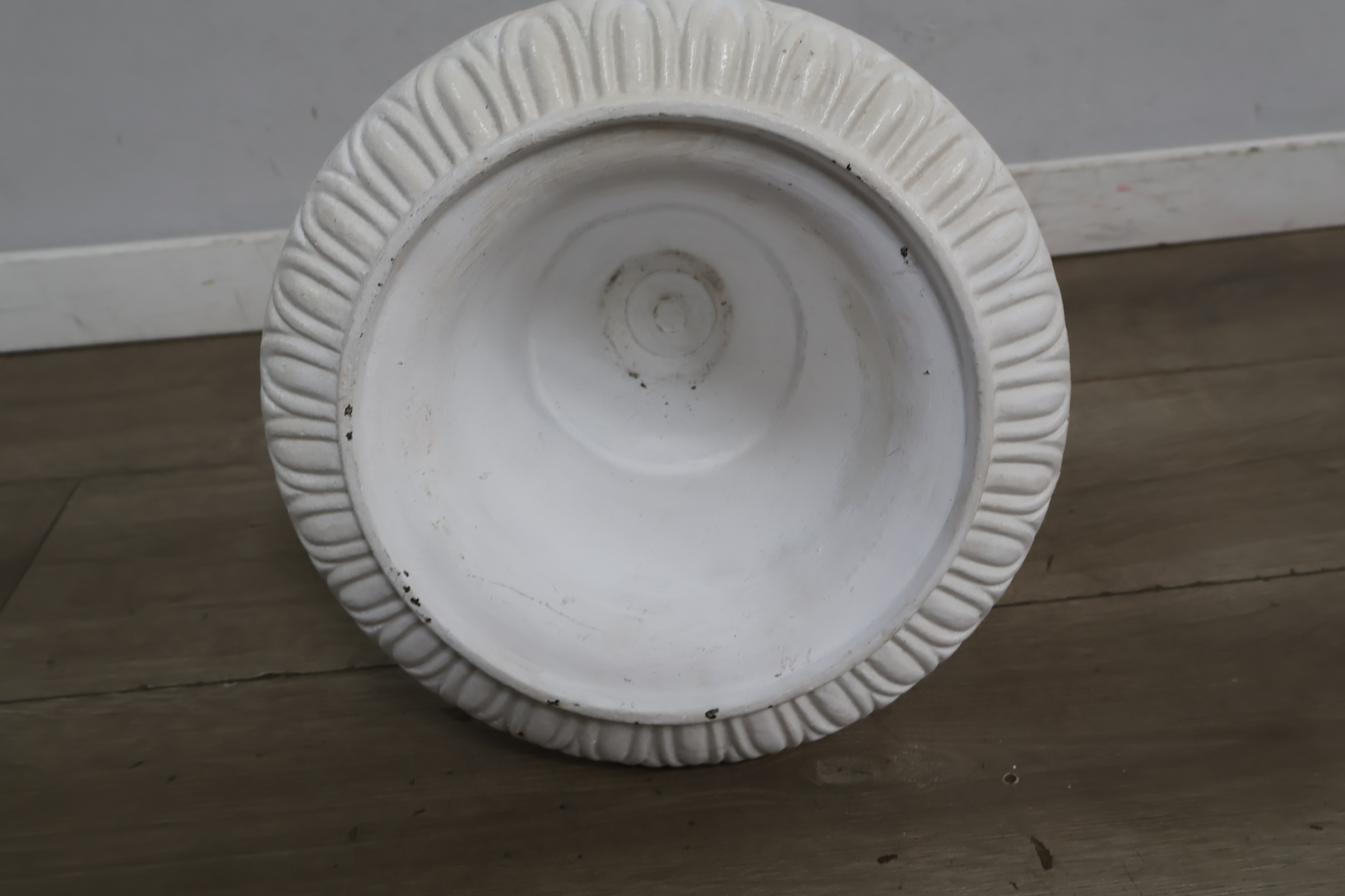 Witte decoratieve tuinvaas – foto 9 – kavel bij GSD Auctions, Zoeterwoude