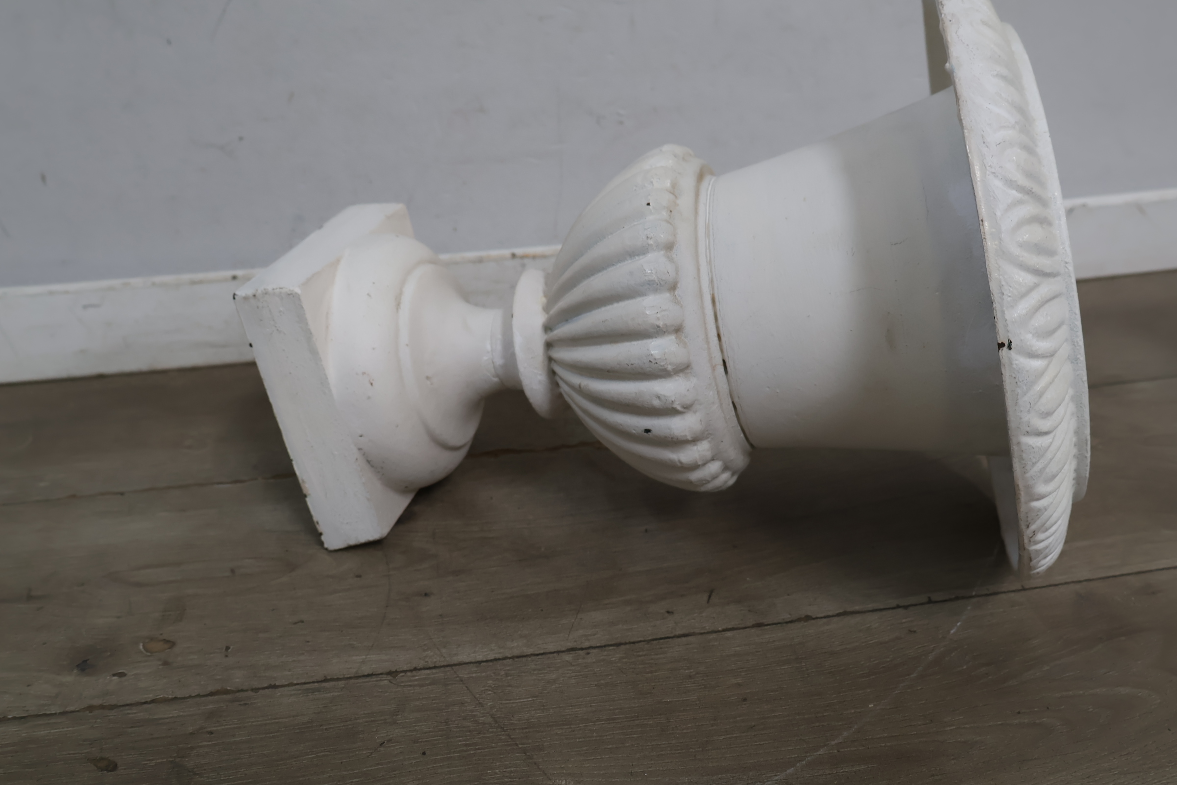 Witte decoratieve tuinvaas – foto 10 – kavel bij GSD Auctions, Zoeterwoude