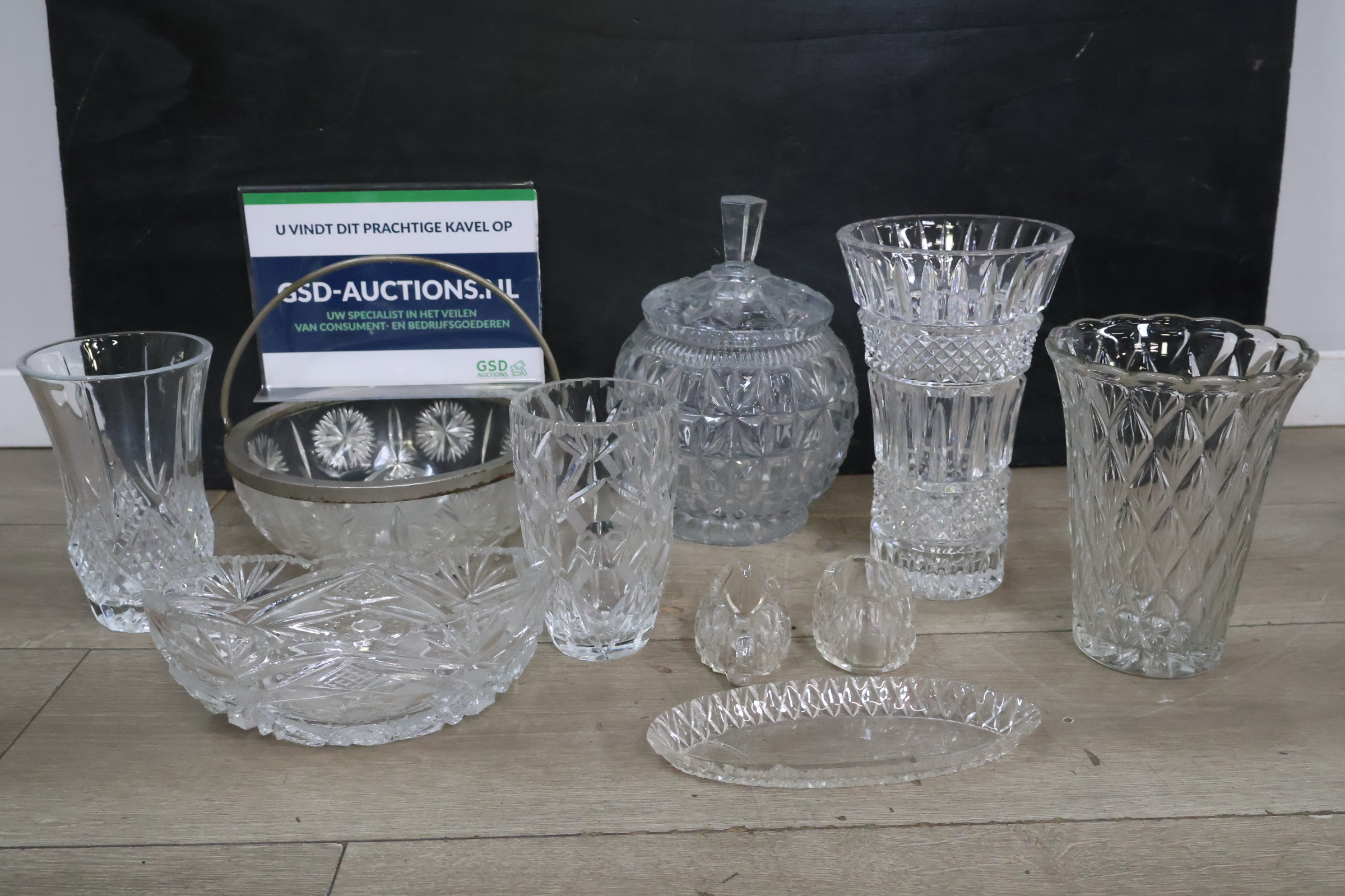 Set geslepen kristallen vazen en schaaltjes – kavel bij GSD Auctions, Zoeterwoude