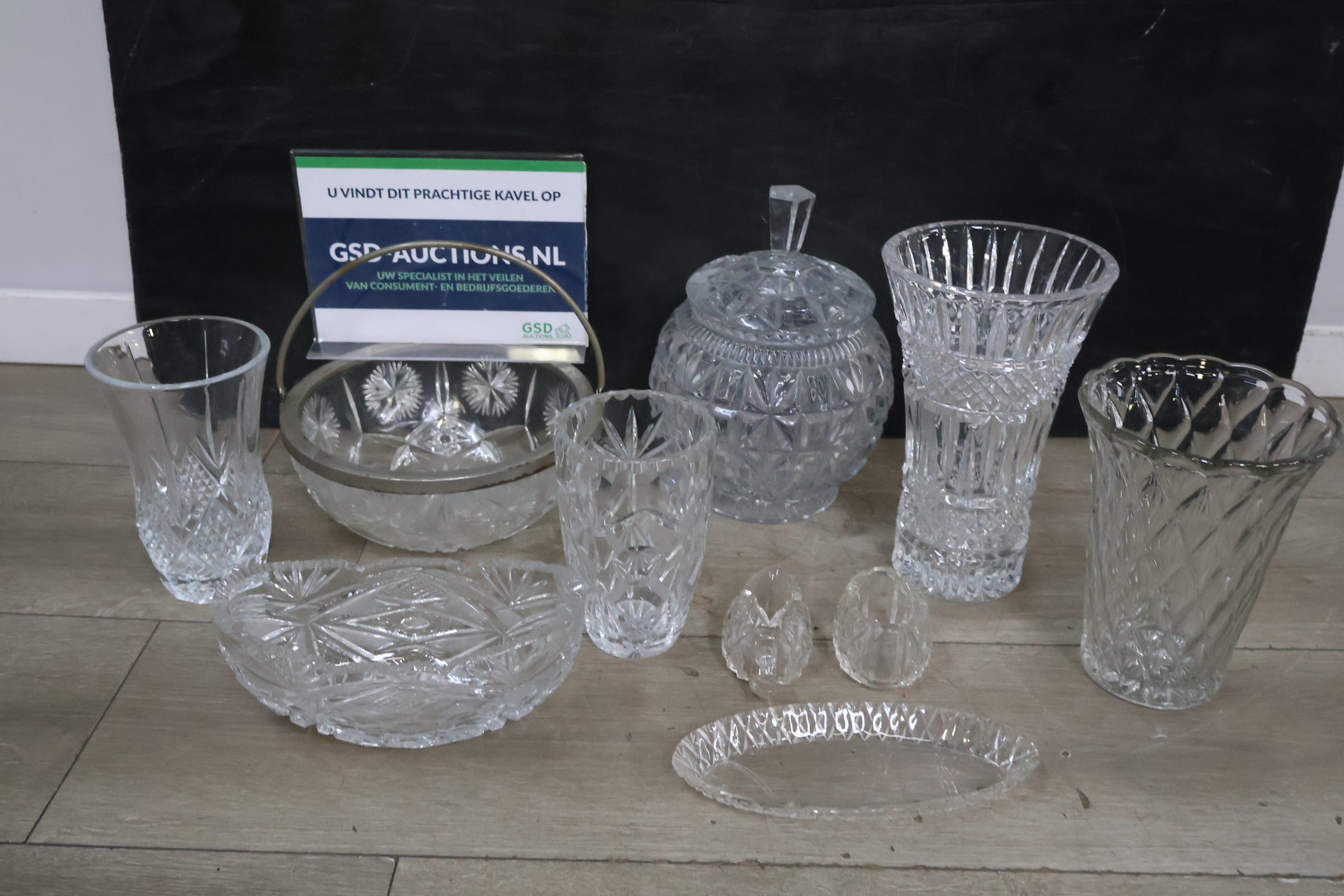 Set geslepen kristallen vazen en schaaltjes – foto 2 – kavel bij GSD Auctions, Zoeterwoude
