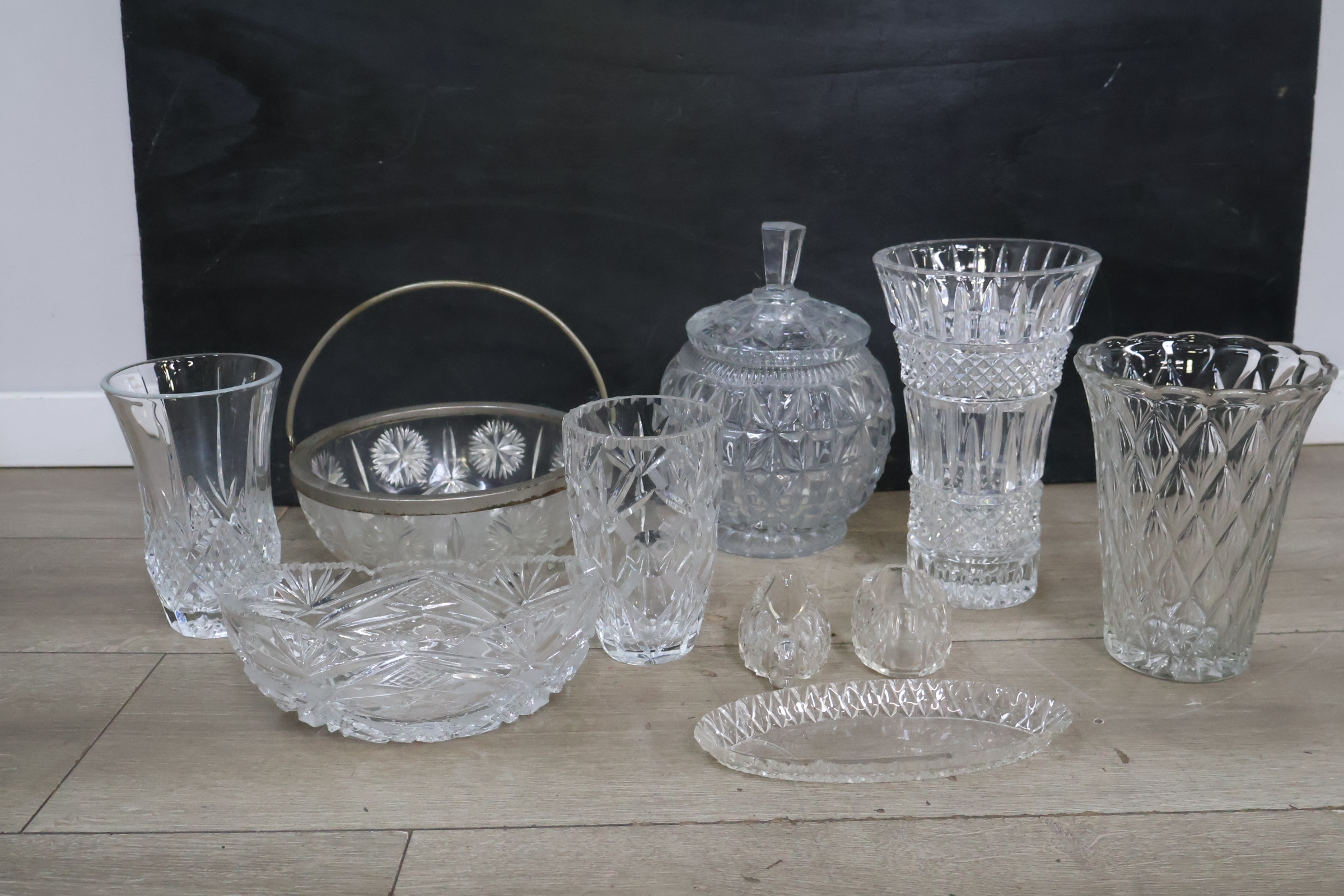 Set geslepen kristallen vazen en schaaltjes – foto 3 – kavel bij GSD Auctions, Zoeterwoude