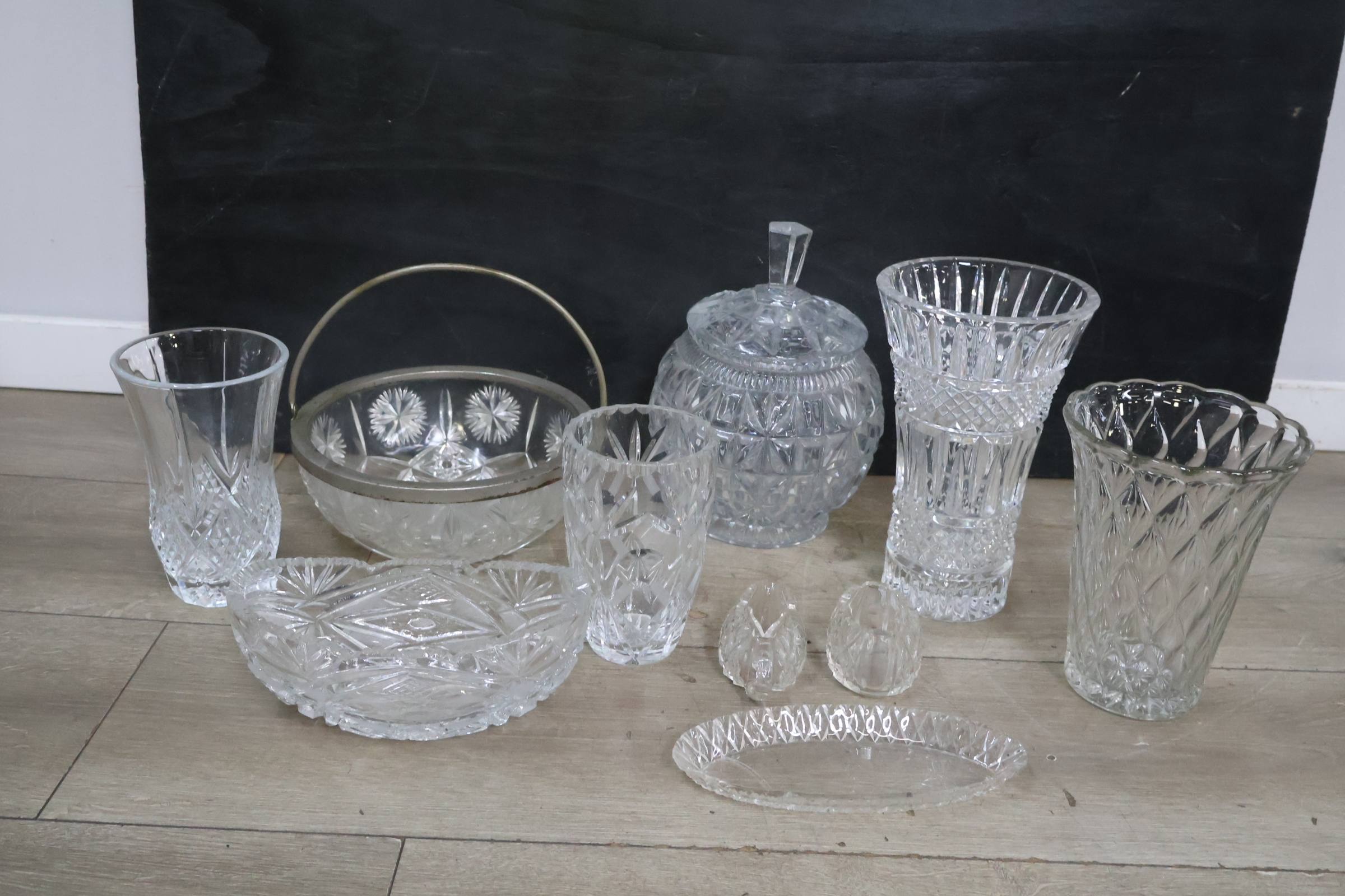 Set geslepen kristallen vazen en schaaltjes – foto 4 – kavel bij GSD Auctions, Zoeterwoude