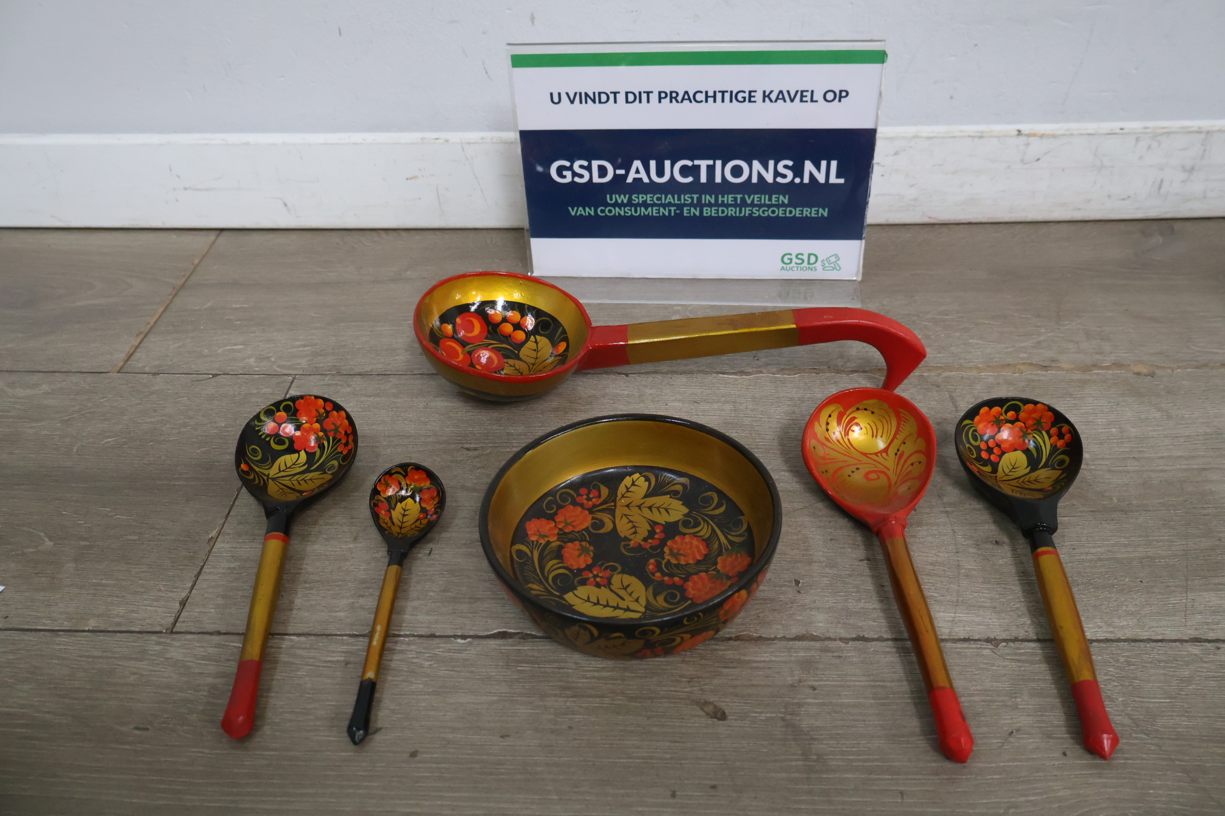 Set houten lepels en kom met folkloristisch bloemmotief – kavel bij GSD Auctions, Zoeterwoude