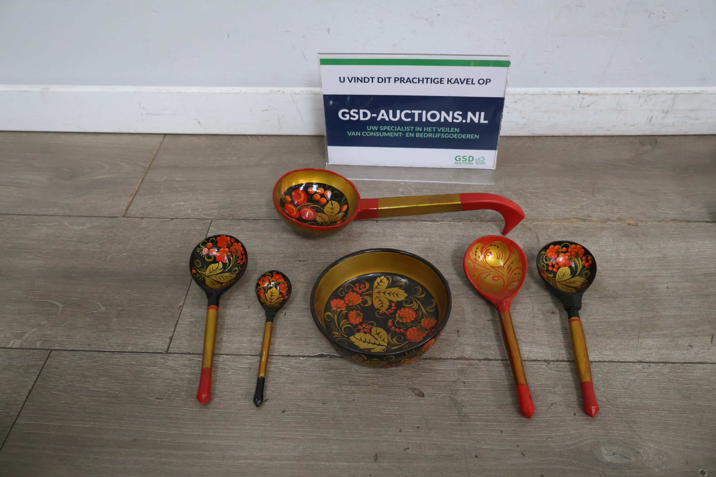Set houten lepels en kom met folkloristisch bloemmotief – foto 2 – kavel bij GSD Auctions, Zoeterwoude