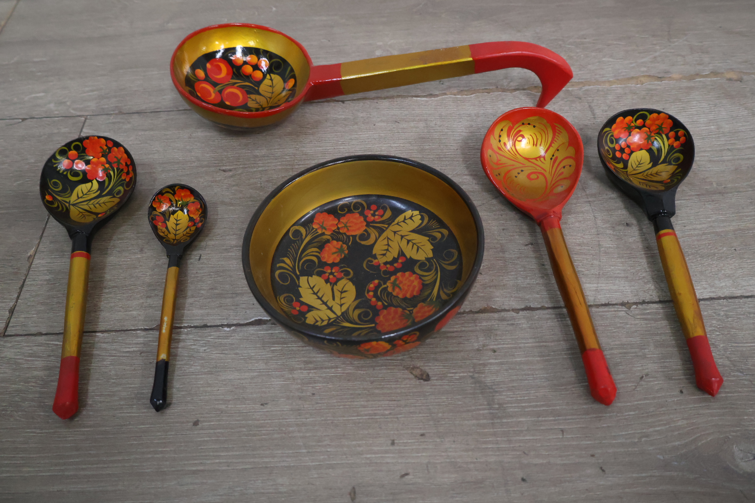 Set houten lepels en kom met folkloristisch bloemmotief – foto 3 – kavel bij GSD Auctions, Zoeterwoude