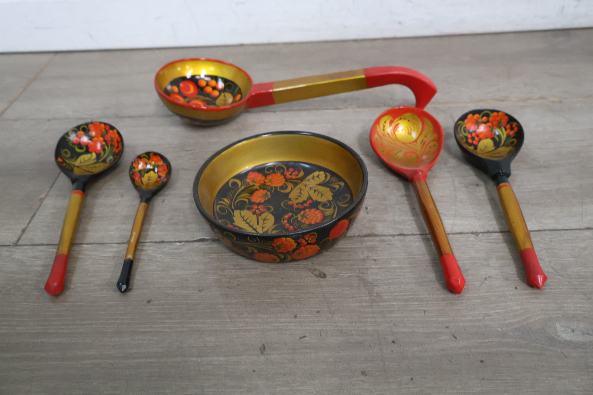 Set houten lepels en kom met folkloristisch bloemmotief – foto 4 – kavel bij GSD Auctions, Zoeterwoude