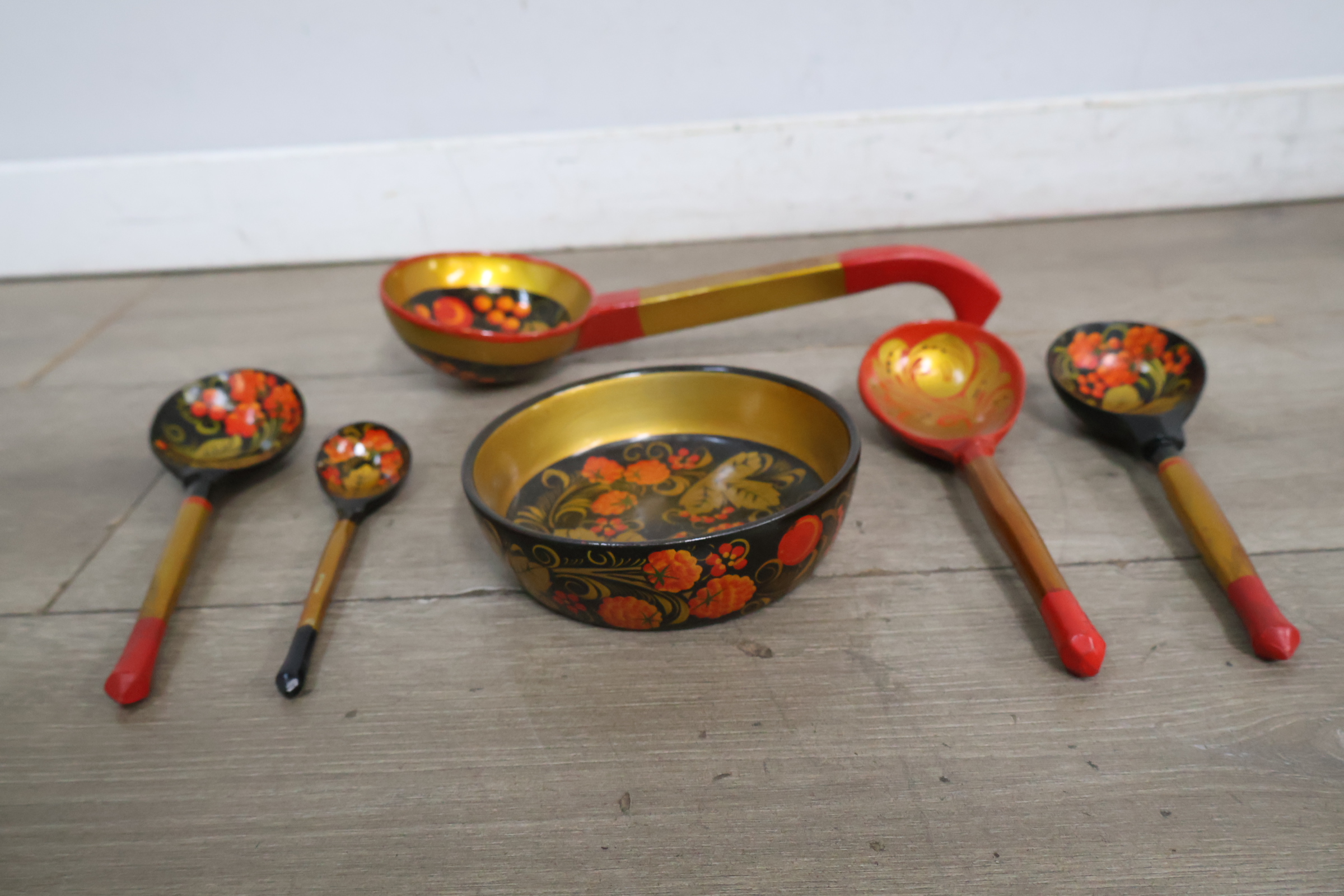 Set houten lepels en kom met folkloristisch bloemmotief – foto 5 – kavel bij GSD Auctions, Zoeterwoude