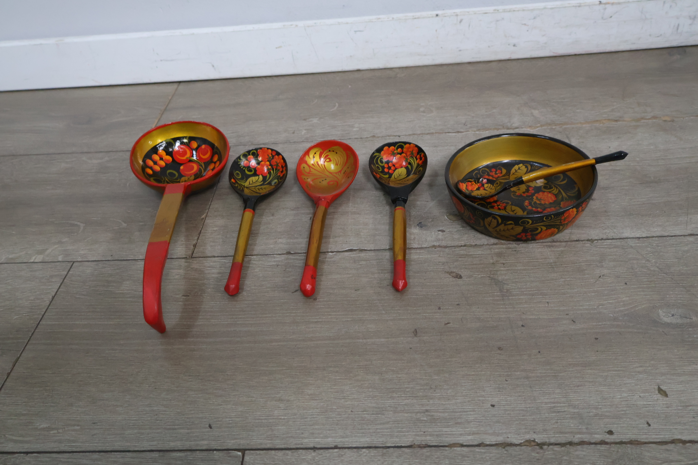 Set houten lepels en kom met folkloristisch bloemmotief – foto 6 – kavel bij GSD Auctions, Zoeterwoude
