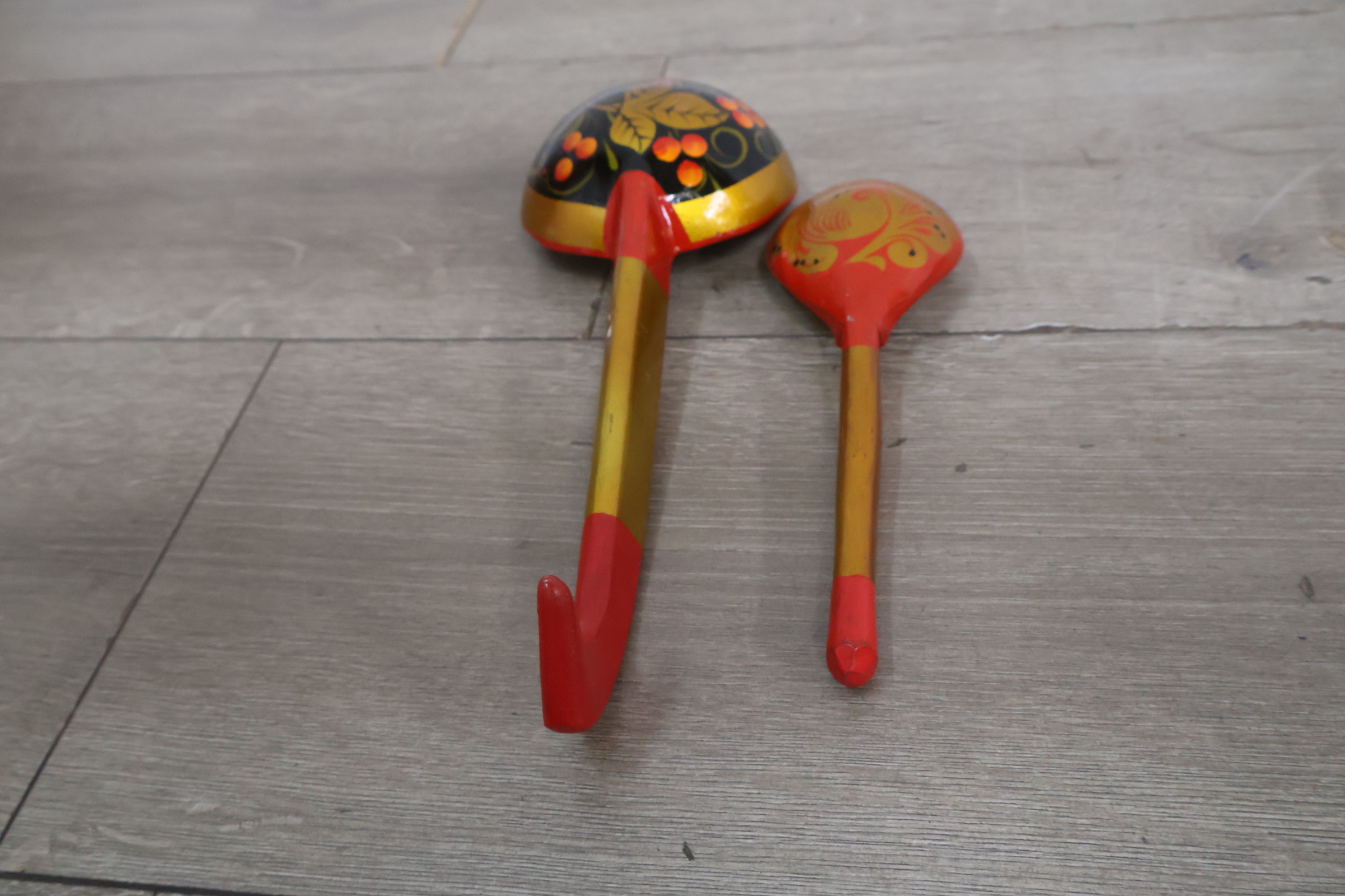 Set houten lepels en kom met folkloristisch bloemmotief – foto 10 – kavel bij GSD Auctions, Zoeterwoude