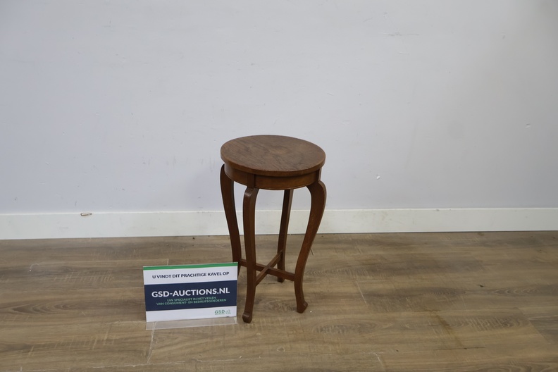 Ronde houten bijzettafel met sierlijke poten – foto 2 – kavel bij GSD Auctions, Zoeterwoude