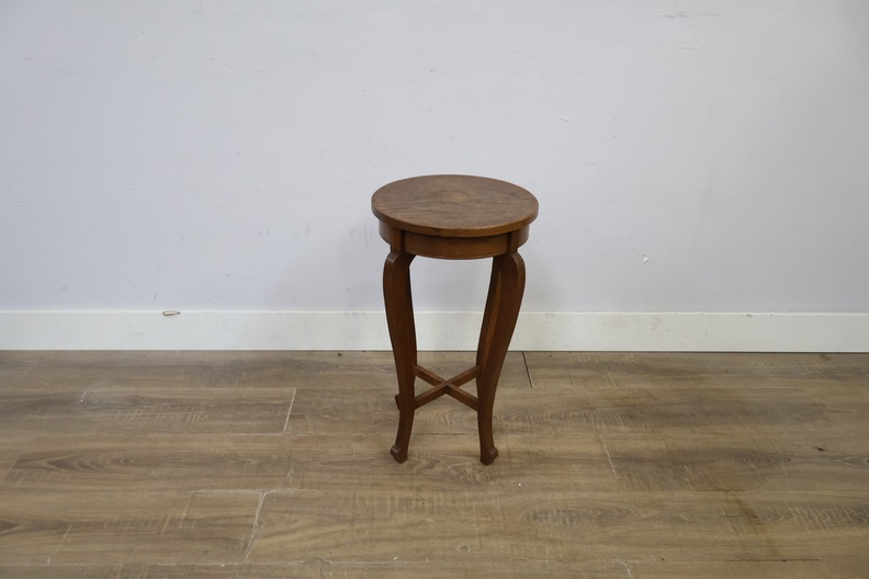 Ronde houten bijzettafel met sierlijke poten – foto 3 – kavel bij GSD Auctions, Zoeterwoude