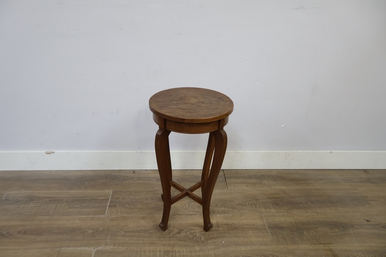 Ronde houten bijzettafel met sierlijke poten – foto 4 – kavel bij GSD Auctions, Zoeterwoude