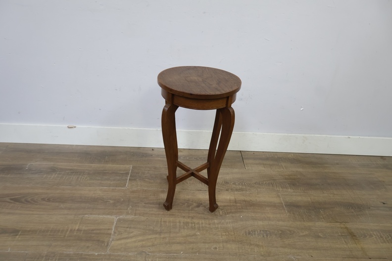 Ronde houten bijzettafel met sierlijke poten – foto 5 – kavel bij GSD Auctions, Zoeterwoude