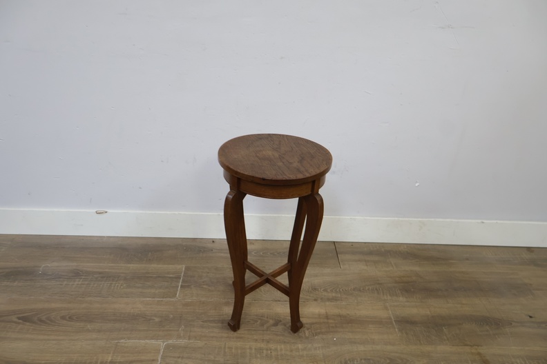 Ronde houten bijzettafel met sierlijke poten – foto 6 – kavel bij GSD Auctions, Zoeterwoude