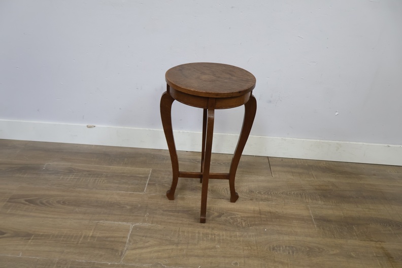 Ronde houten bijzettafel met sierlijke poten – foto 7 – kavel bij GSD Auctions, Zoeterwoude