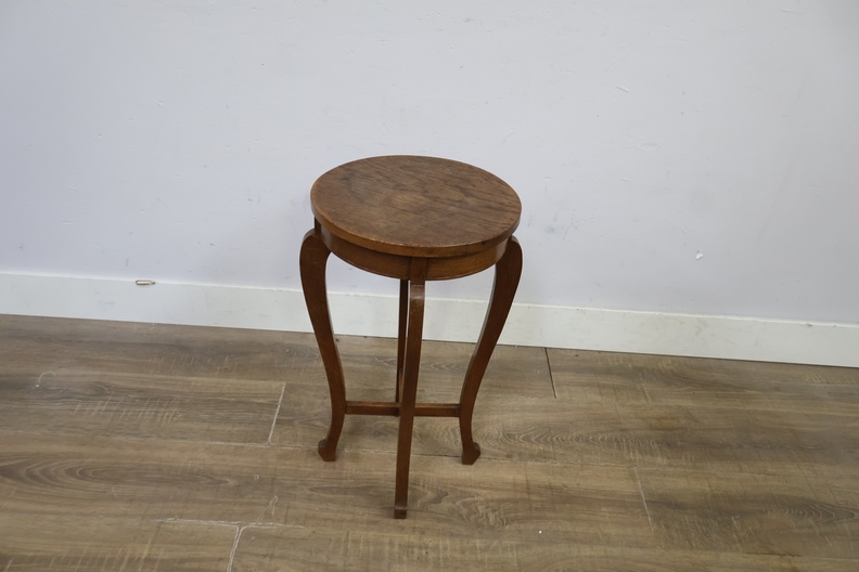 Ronde houten bijzettafel met sierlijke poten – foto 8 – kavel bij GSD Auctions, Zoeterwoude