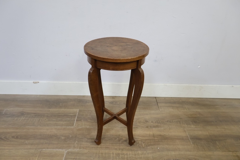 Ronde houten bijzettafel met sierlijke poten – foto 9 – kavel bij GSD Auctions, Zoeterwoude