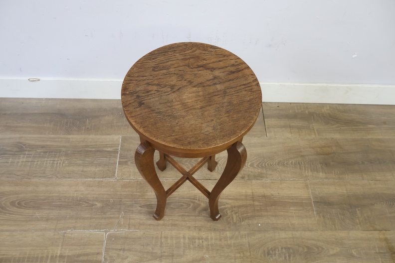 Ronde houten bijzettafel met sierlijke poten – foto 10 – kavel bij GSD Auctions, Zoeterwoude