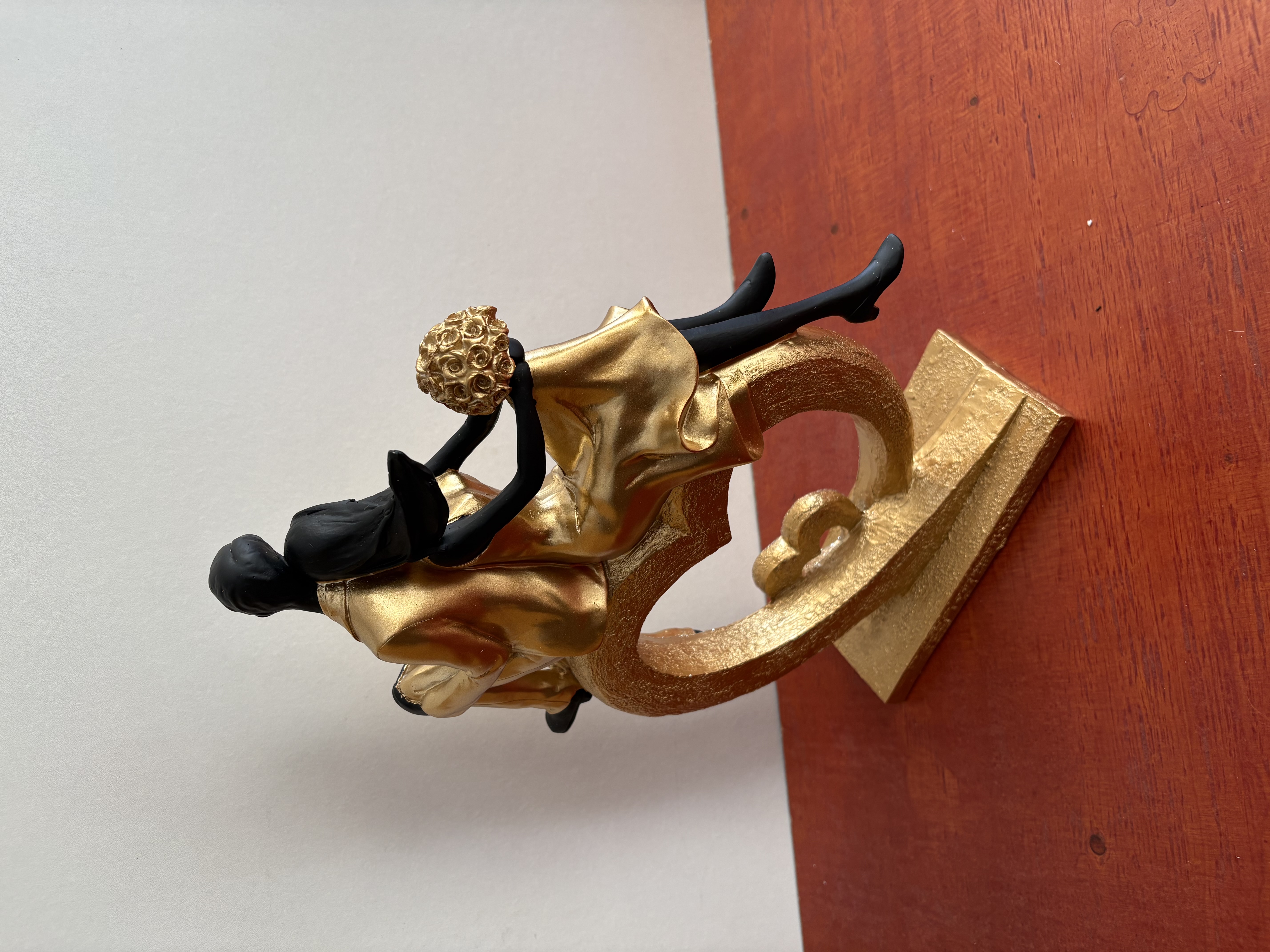 Beeld van een goudenkleurige koppel op haart – foto 3 – kavel bij GSD Auctions, Zoeterwoude