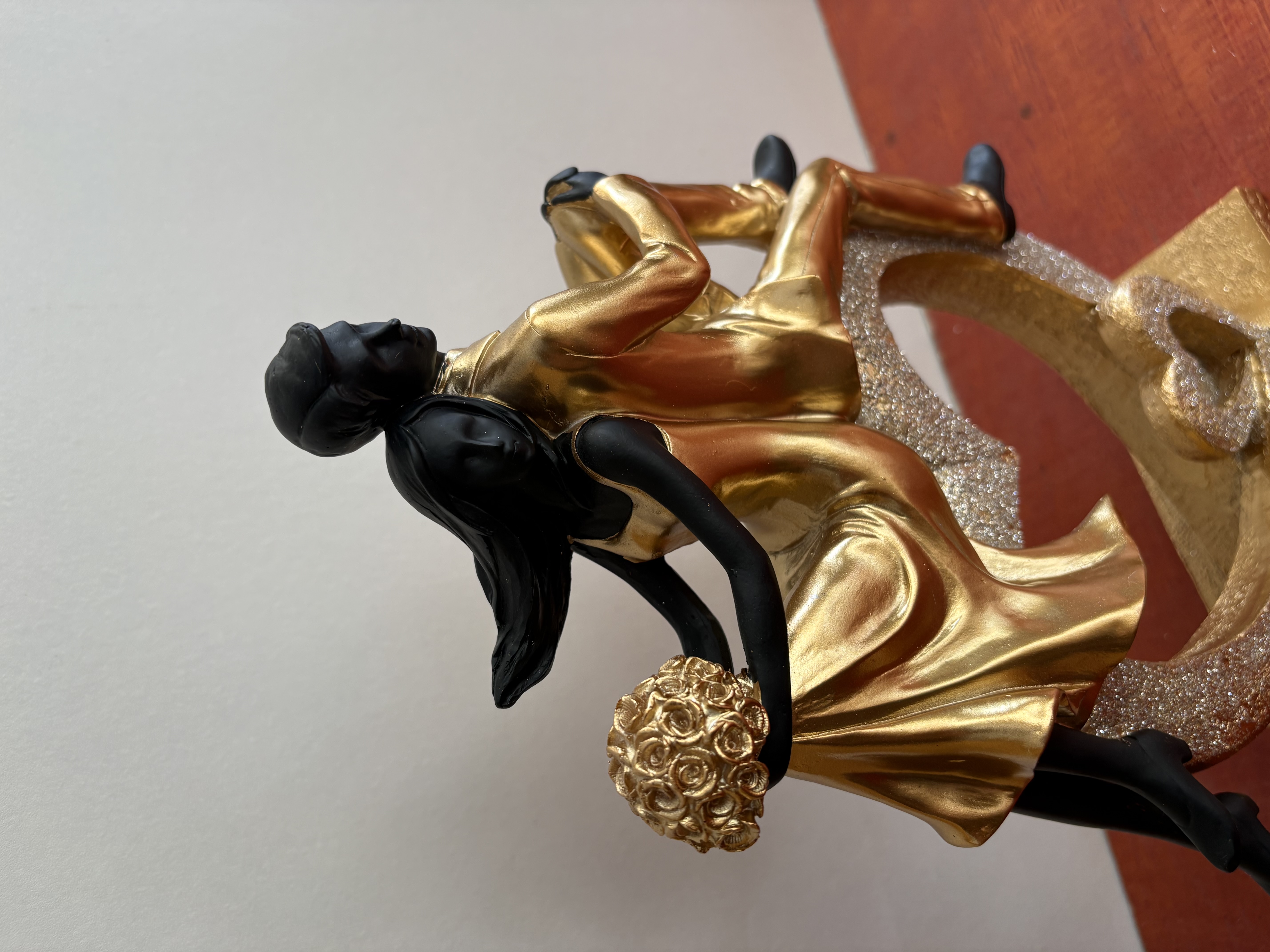 Beeld van een goudenkleurige koppel op haart – foto 9 – kavel bij GSD Auctions, Zoeterwoude