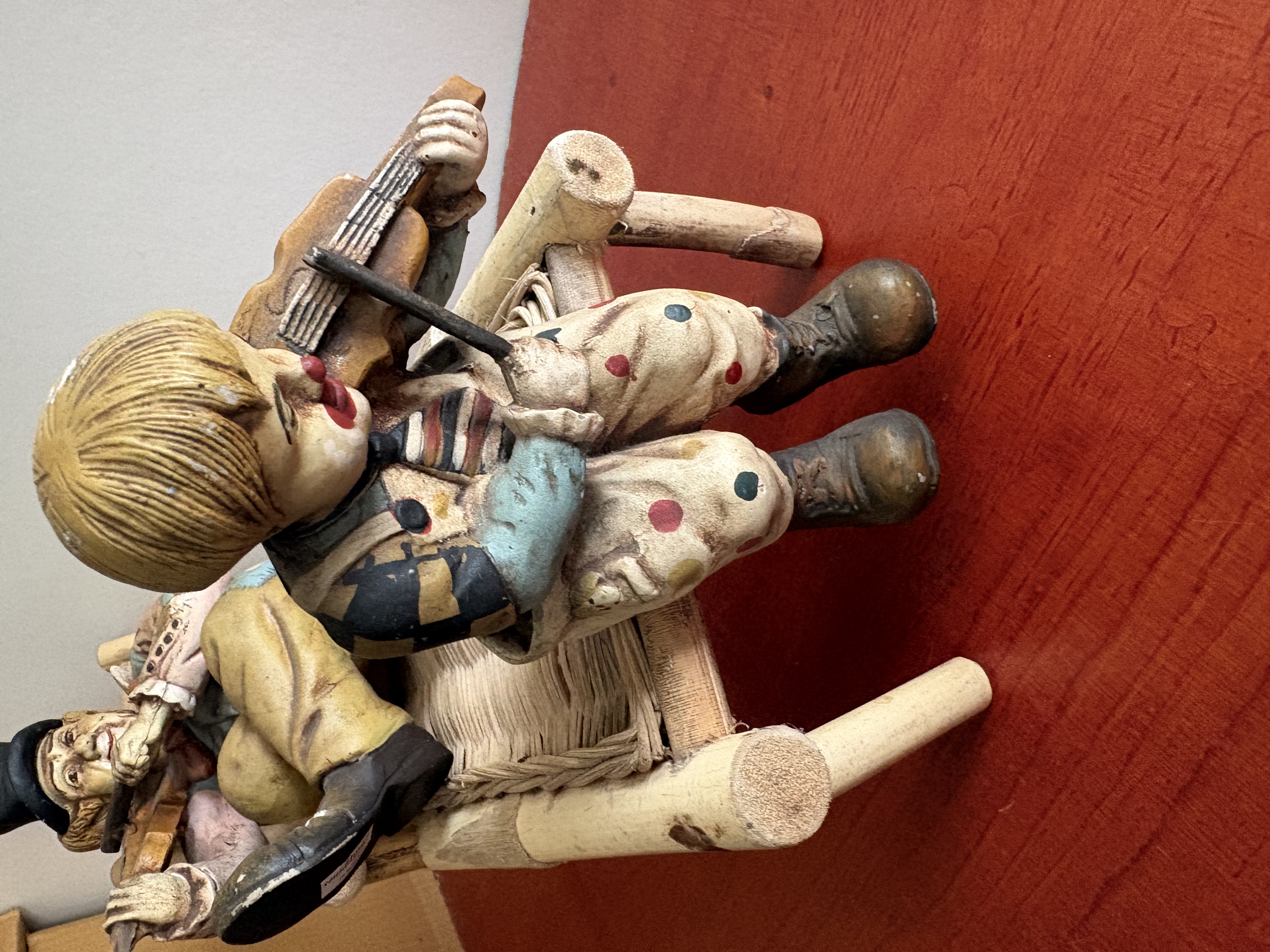 Clowns op de bank kunststof – foto 3 – kavel bij GSD Auctions, Zoeterwoude