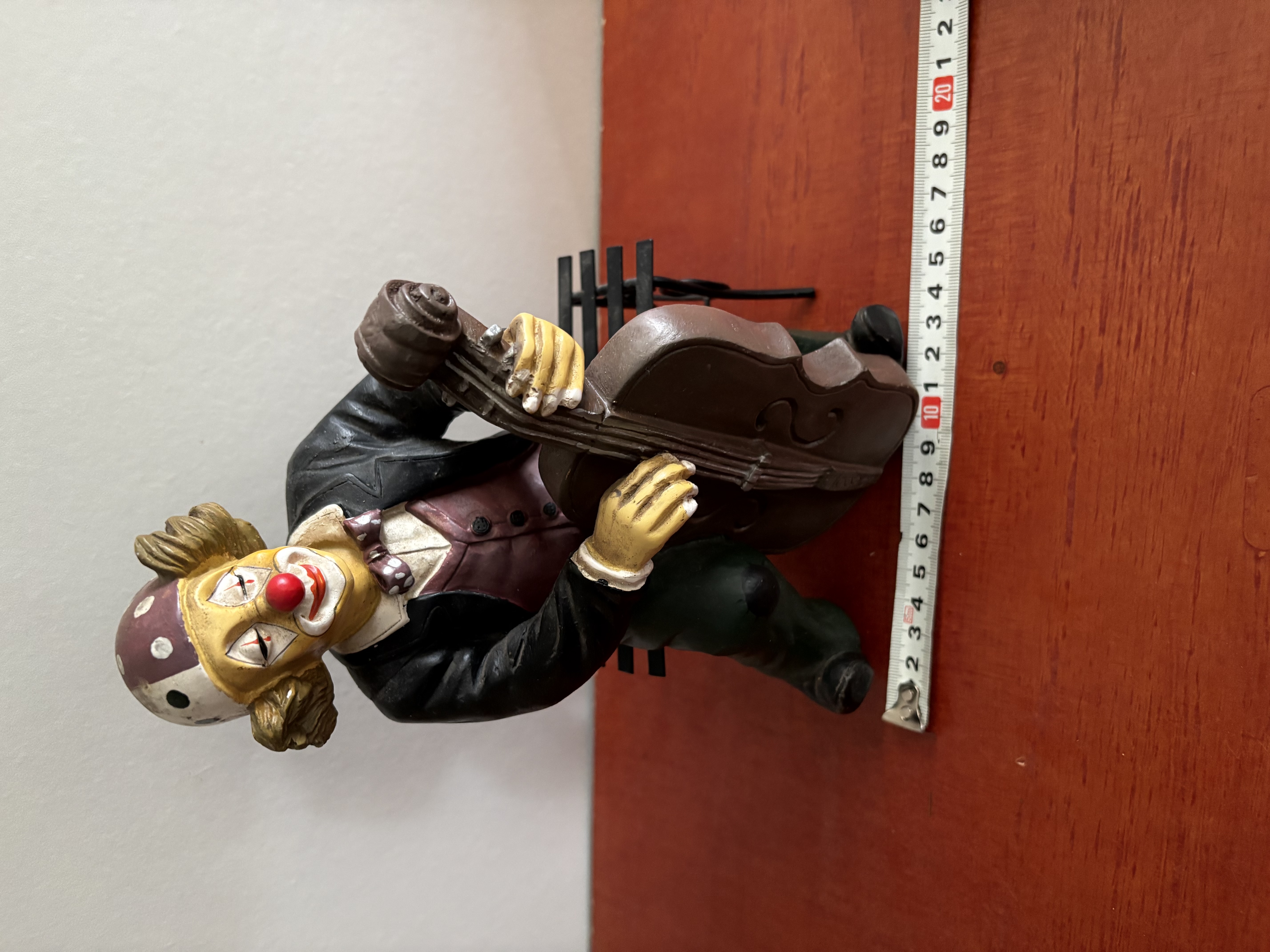 Clown met muziek instrument kunststof – foto 2 – kavel bij GSD Auctions, Zoeterwoude