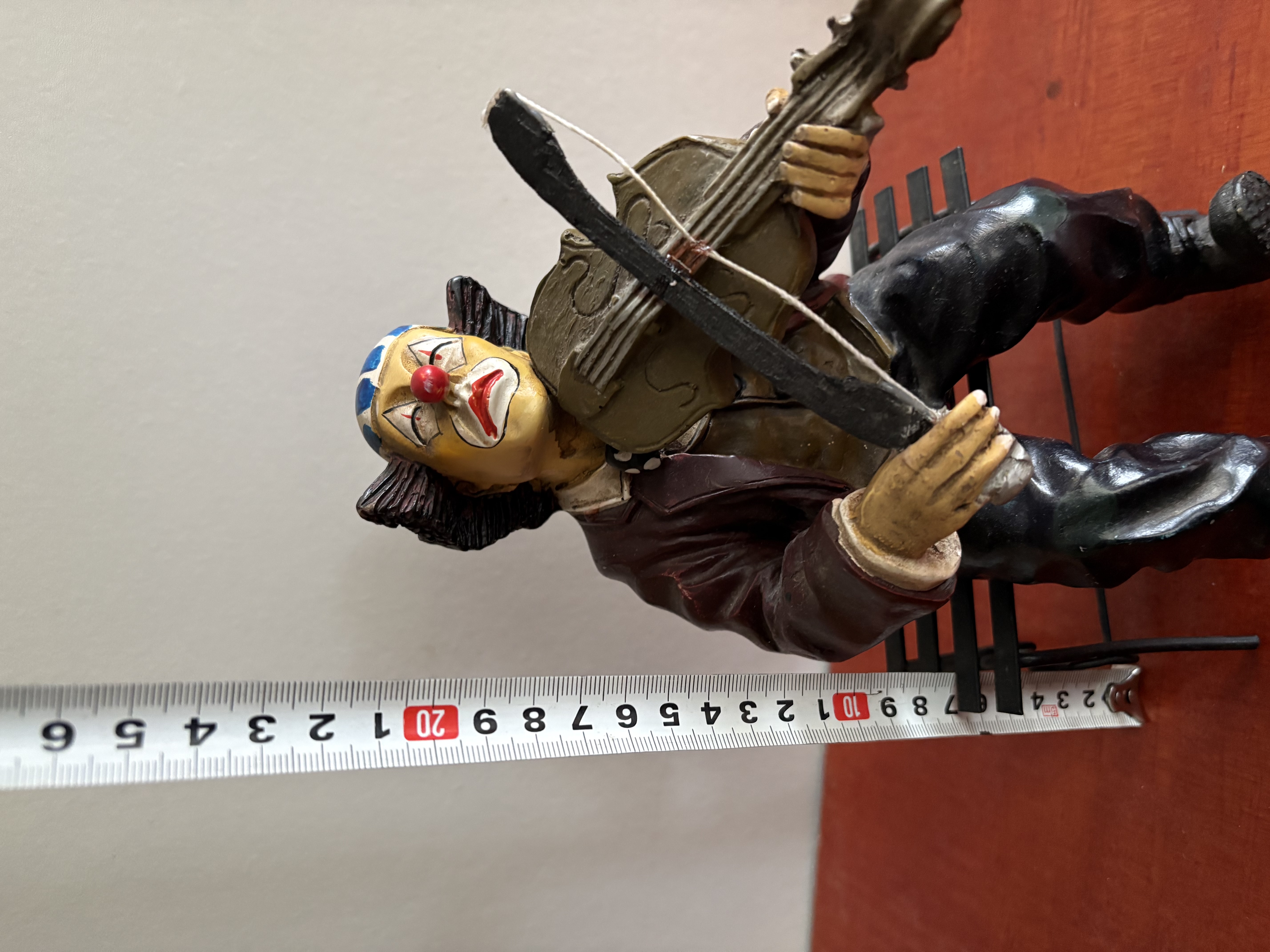 Clown met viool kunststof – foto 3 – kavel bij GSD Auctions, Zoeterwoude