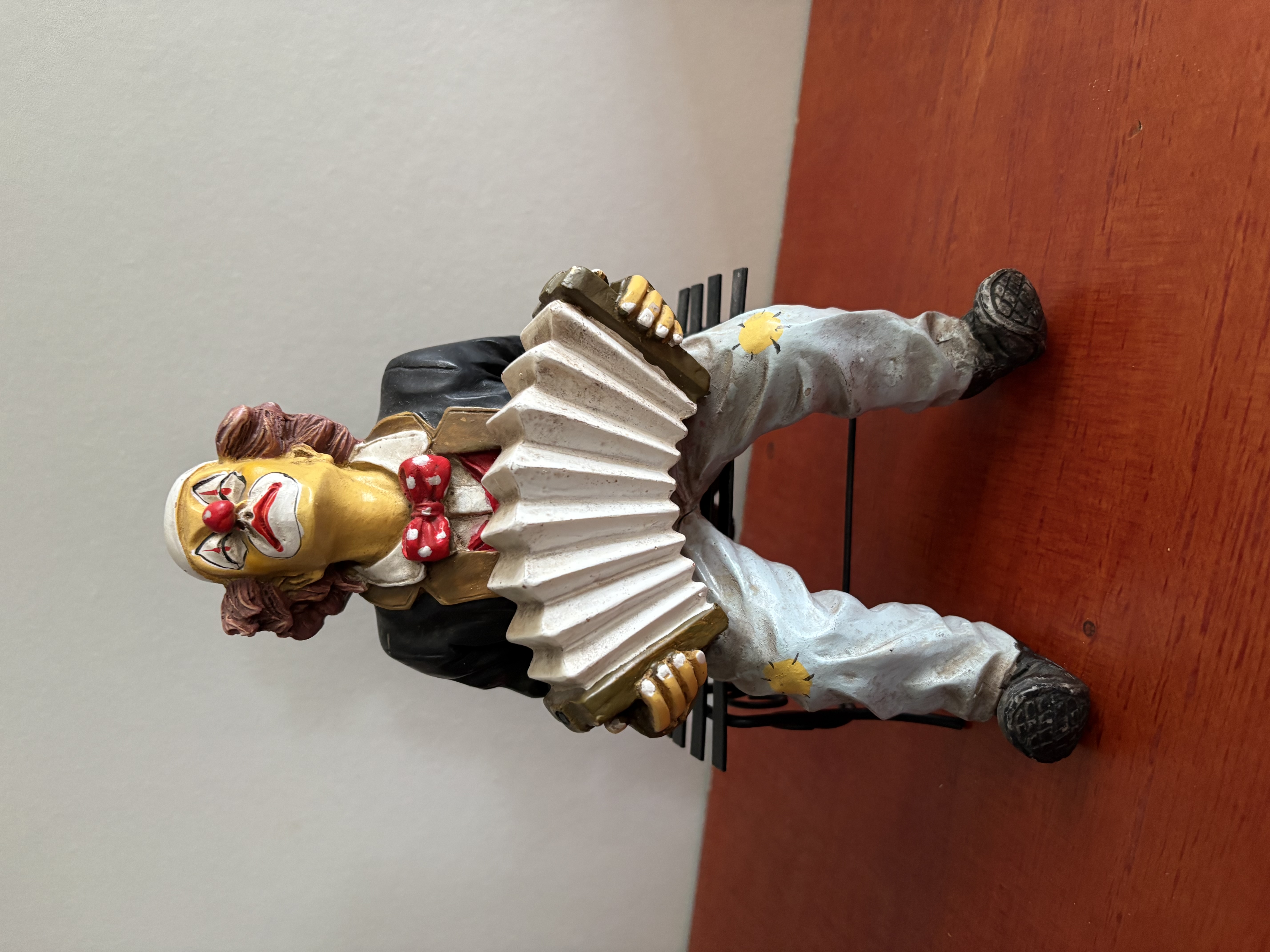 Clown met accordeon kunststof – foto 8 – kavel bij GSD Auctions, Zoeterwoude