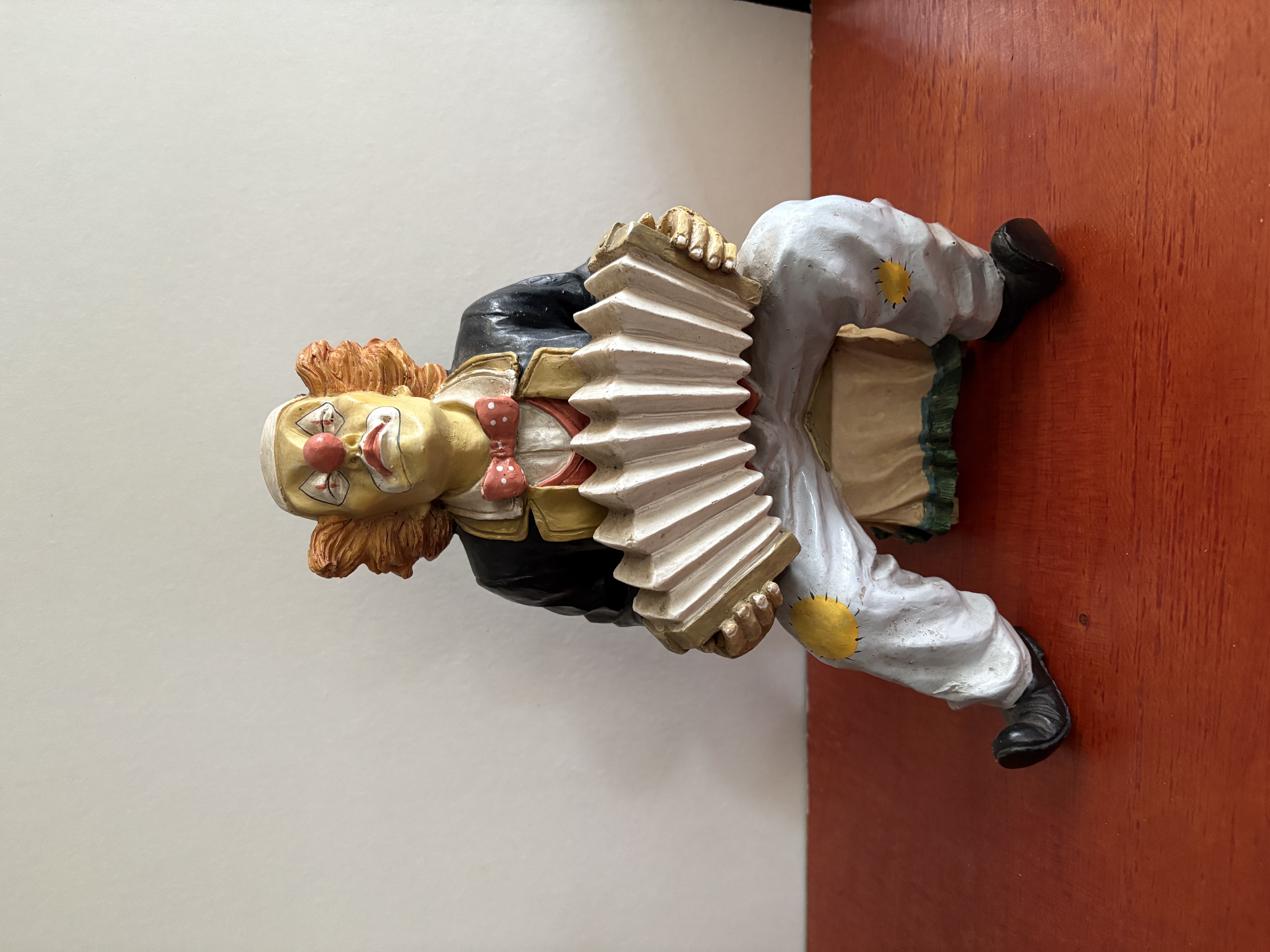 Clown met accordeon kunststof – foto 9 – kavel bij GSD Auctions, Zoeterwoude