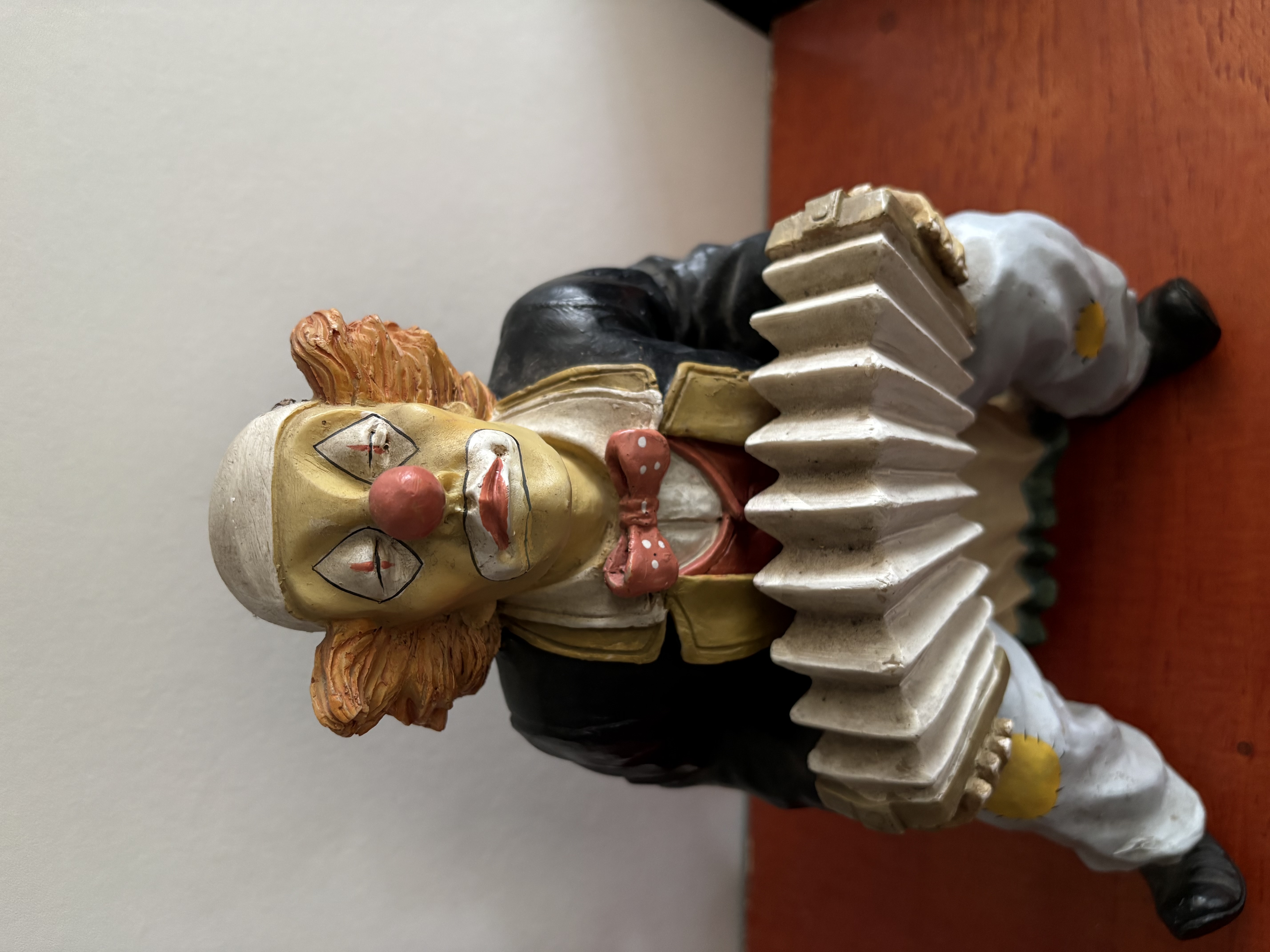 Clown met accordeon kunststof – foto 10 – kavel bij GSD Auctions, Zoeterwoude