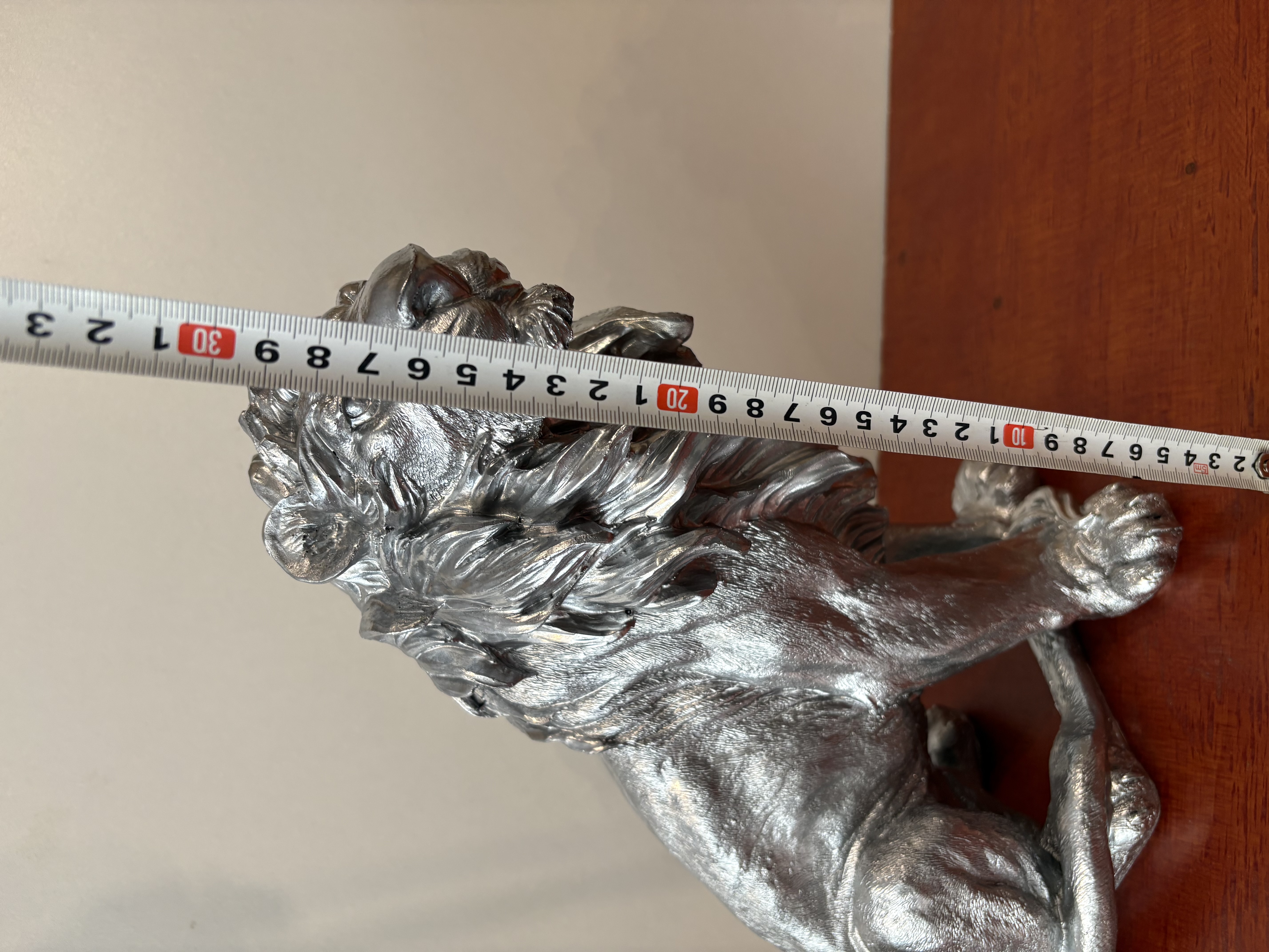 Zilverkleurige leeuw van polyresin @ – foto 7 – kavel bij GSD Auctions, Zoeterwoude
