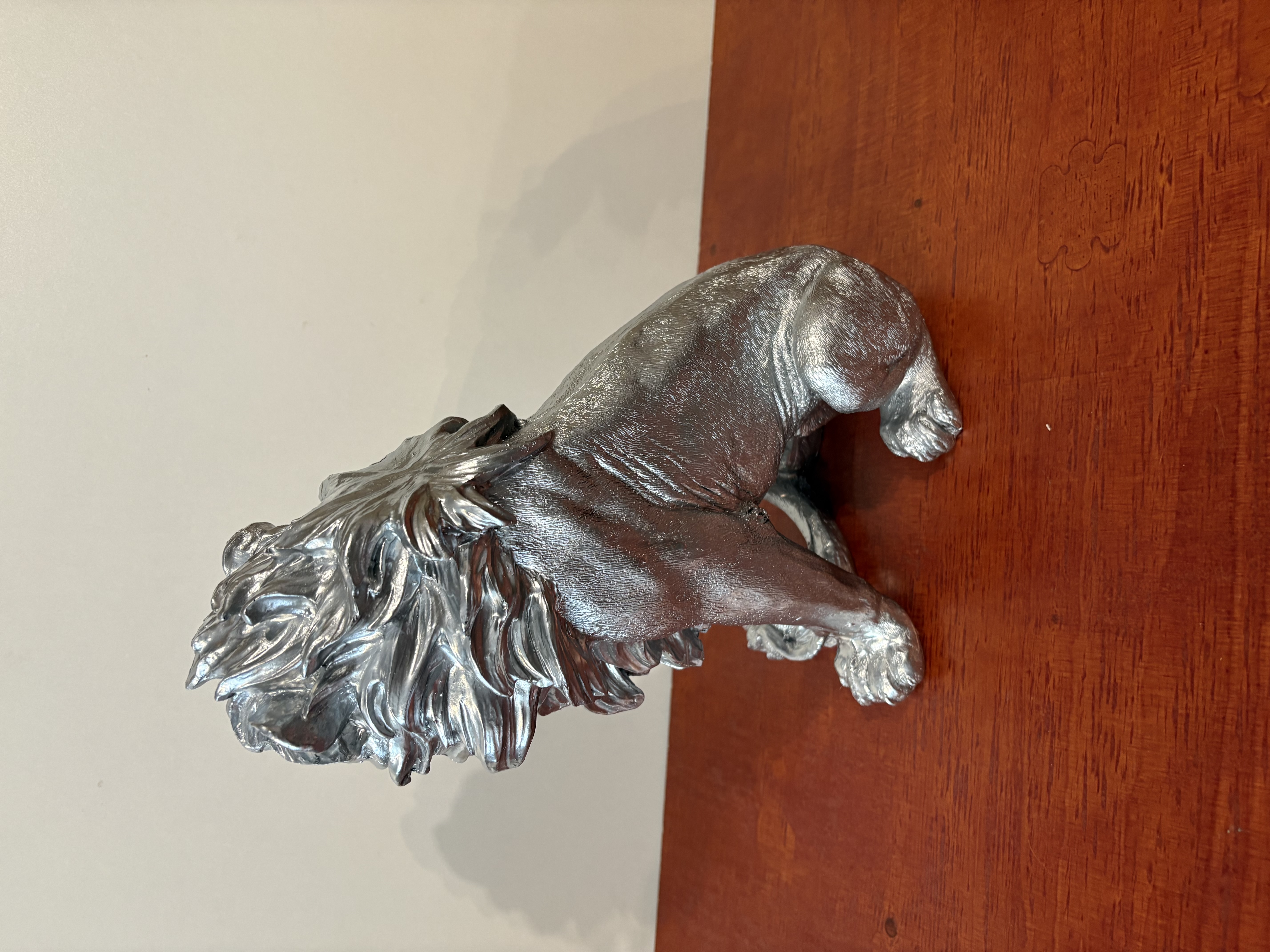 Zilverkleurige leeuw van polyresin @ – foto 2 – kavel bij GSD Auctions, Zoeterwoude