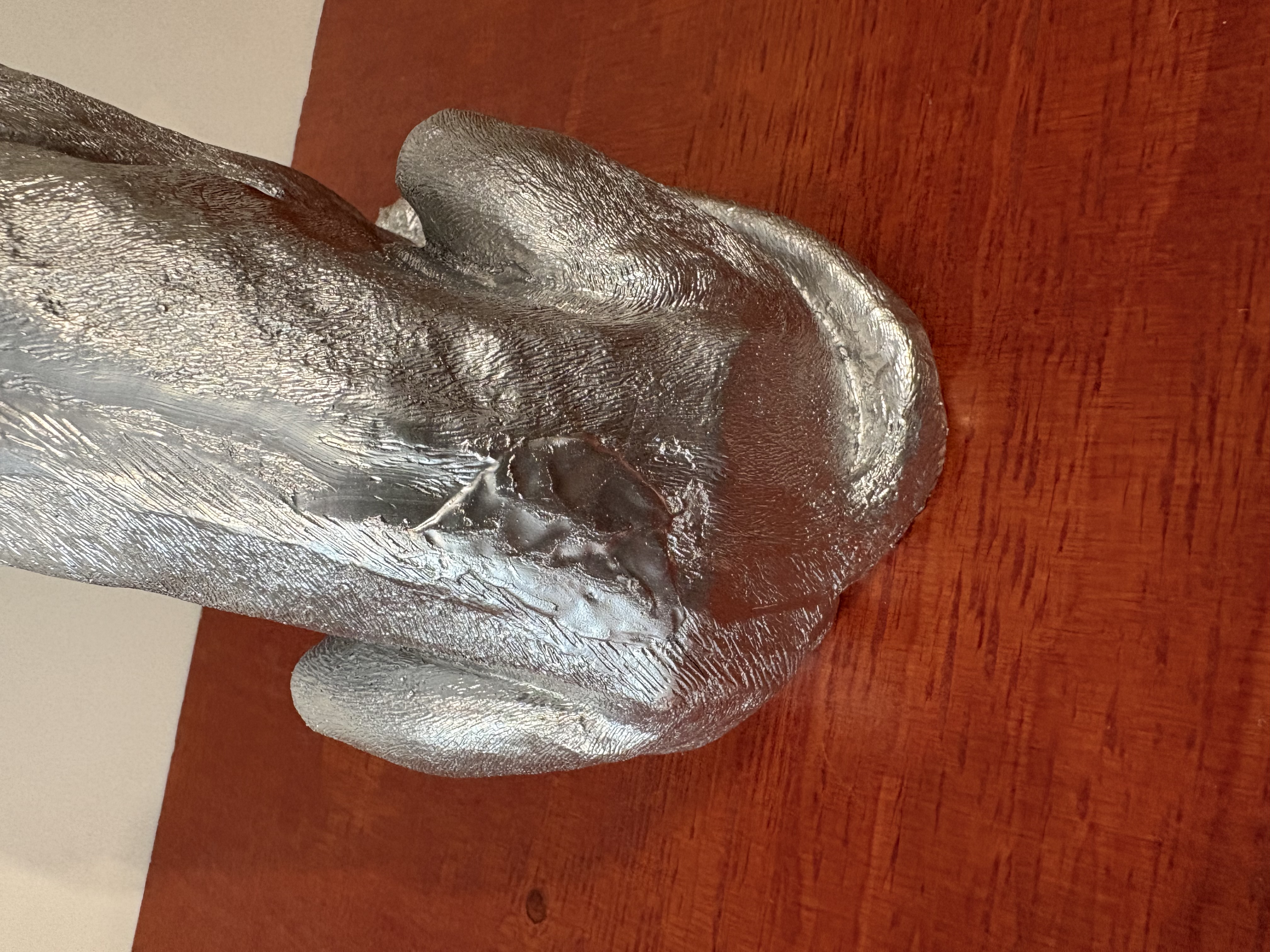 Zilverkleurige leeuw van polyresin @ – foto 3 – kavel bij GSD Auctions, Zoeterwoude