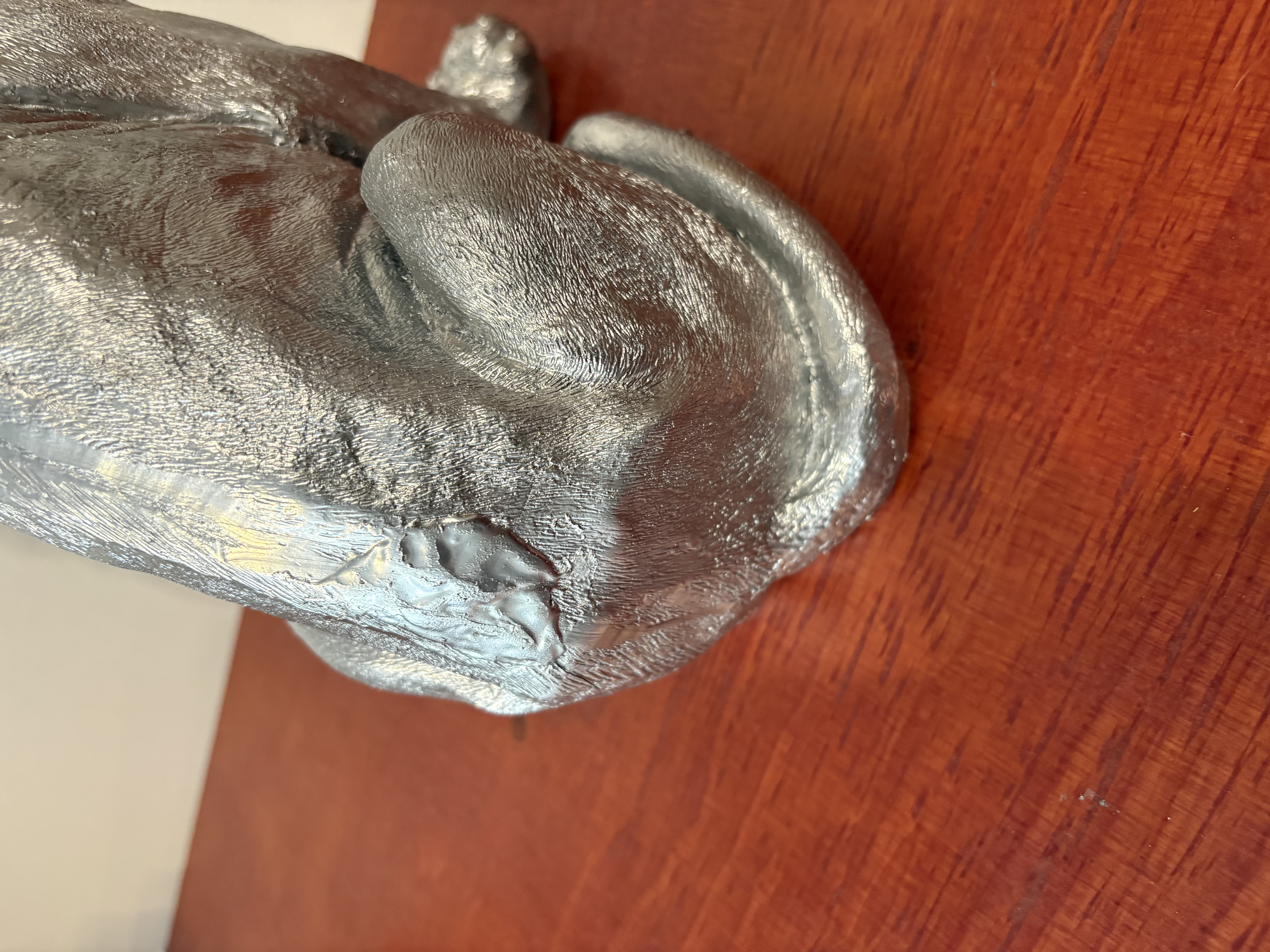 Zilverkleurige leeuw van polyresin @ – foto 4 – kavel bij GSD Auctions, Zoeterwoude