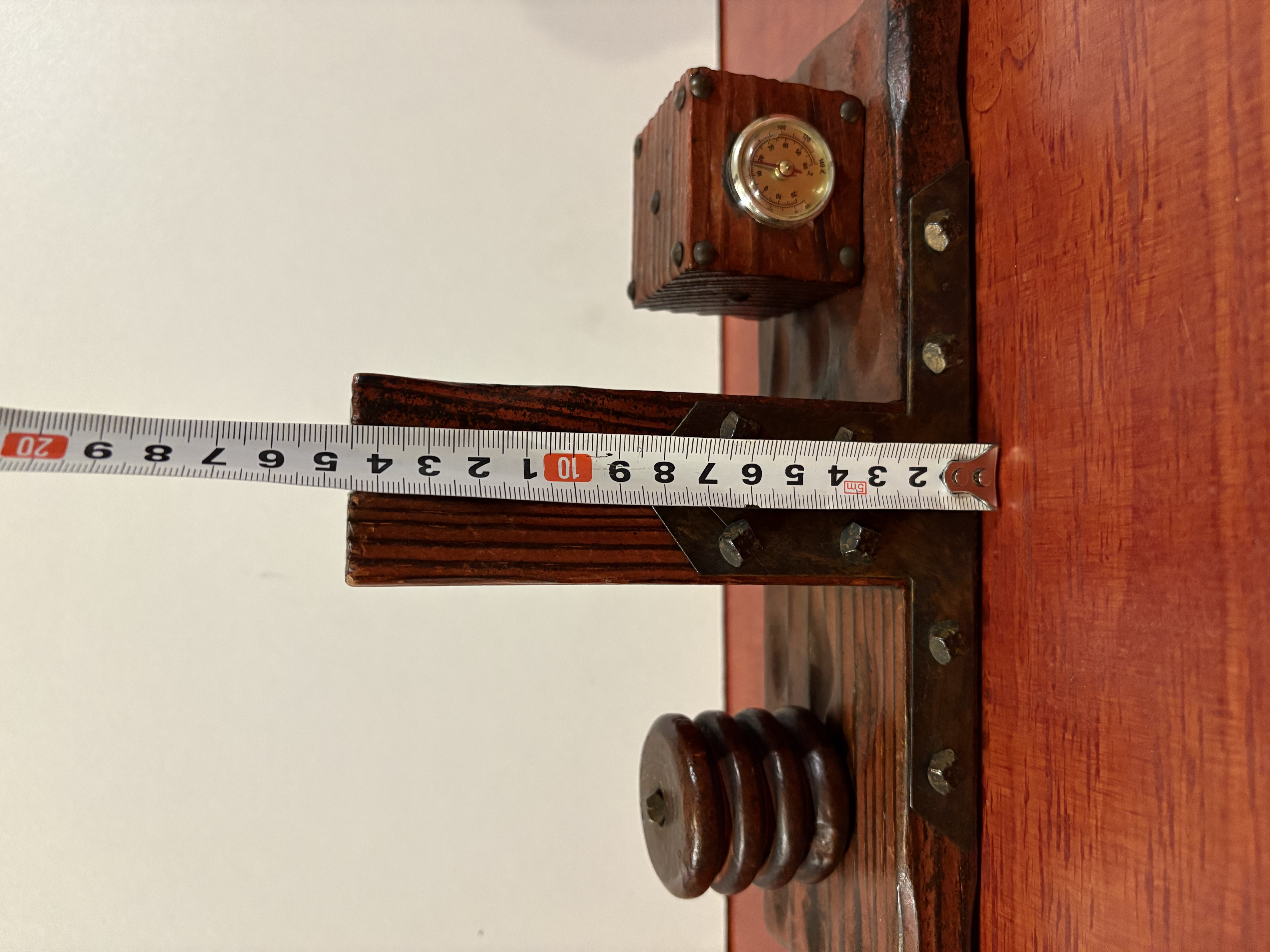 Houten boekensteun met thermometer – foto 4 – kavel bij GSD Auctions, Zoeterwoude