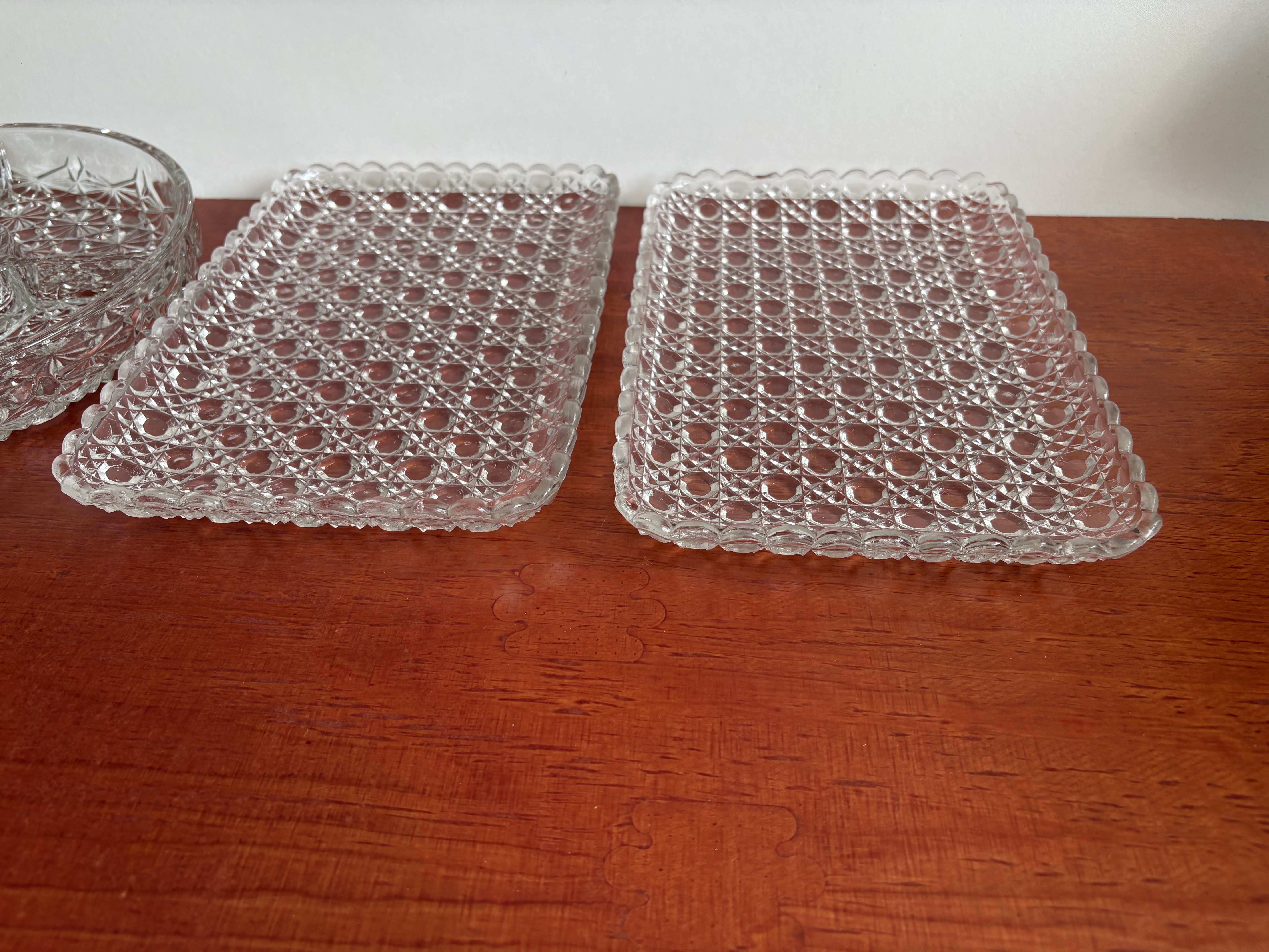 2 gebak schaal en een bonbon schaal van kristal – foto 2 – kavel bij GSD Auctions, Zoeterwoude