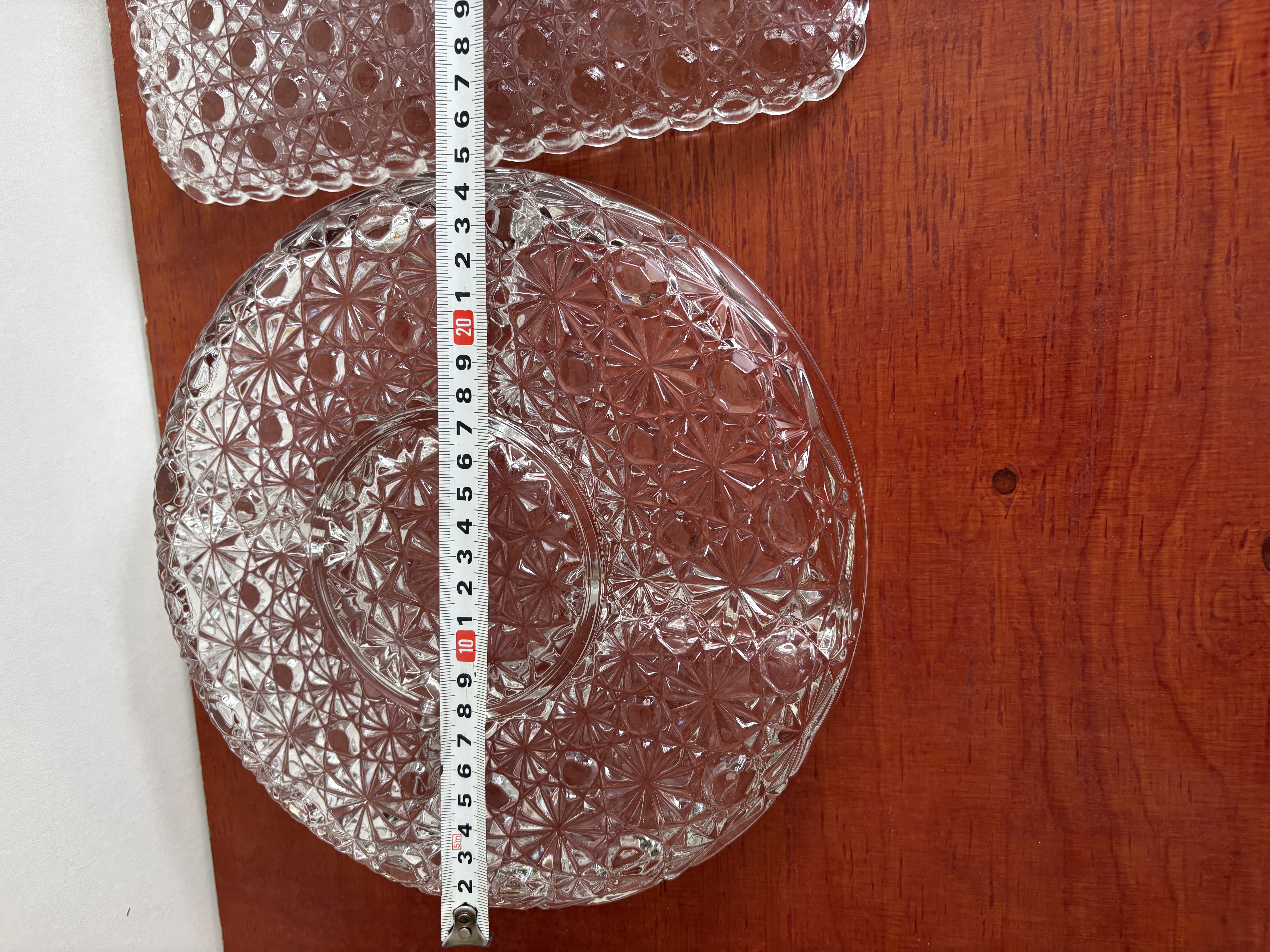 2 gebak schaal en een bonbon schaal van kristal – foto 5 – kavel bij GSD Auctions, Zoeterwoude