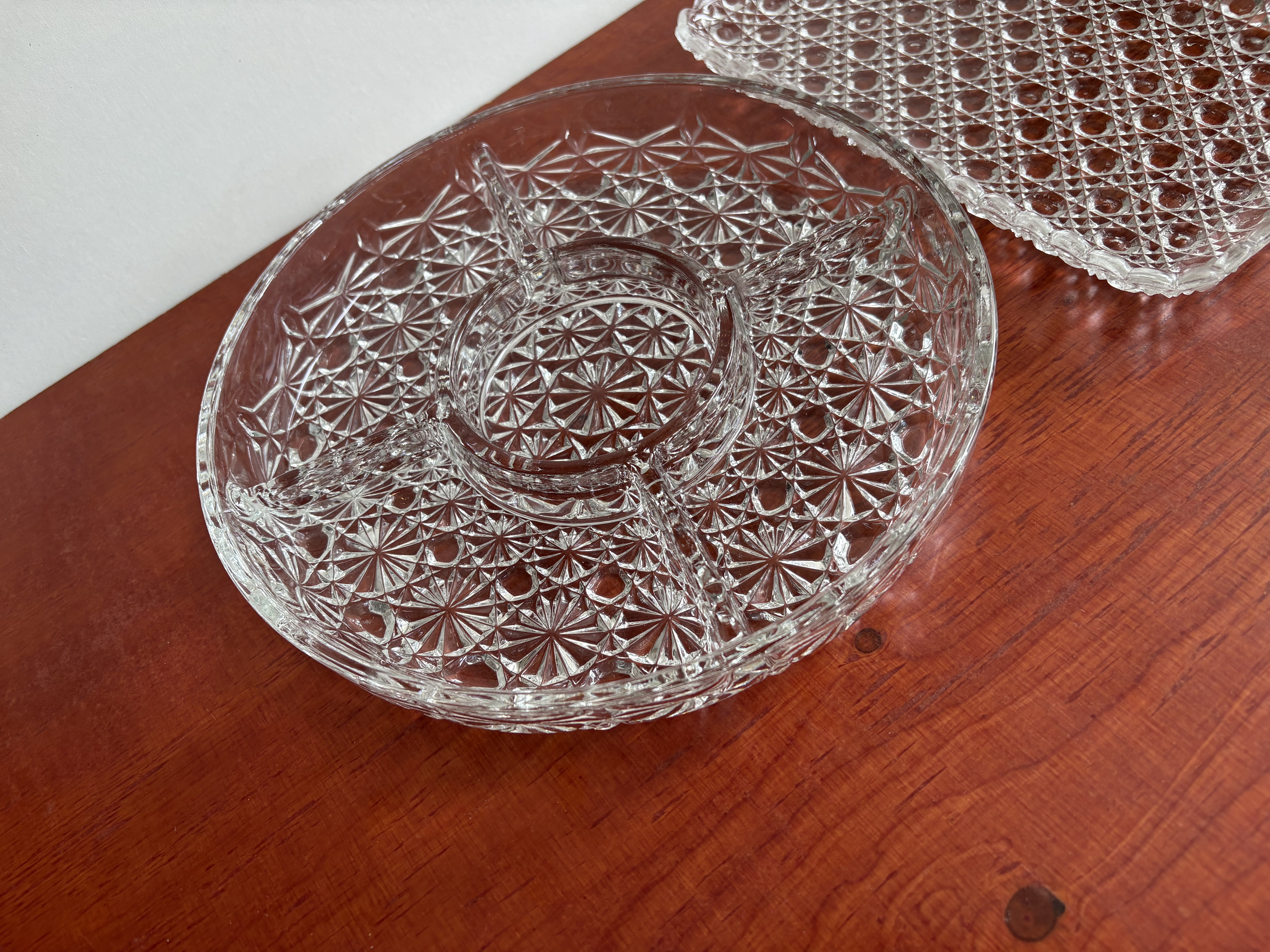 2 gebak schaal en een bonbon schaal van kristal – foto 9 – kavel bij GSD Auctions, Zoeterwoude