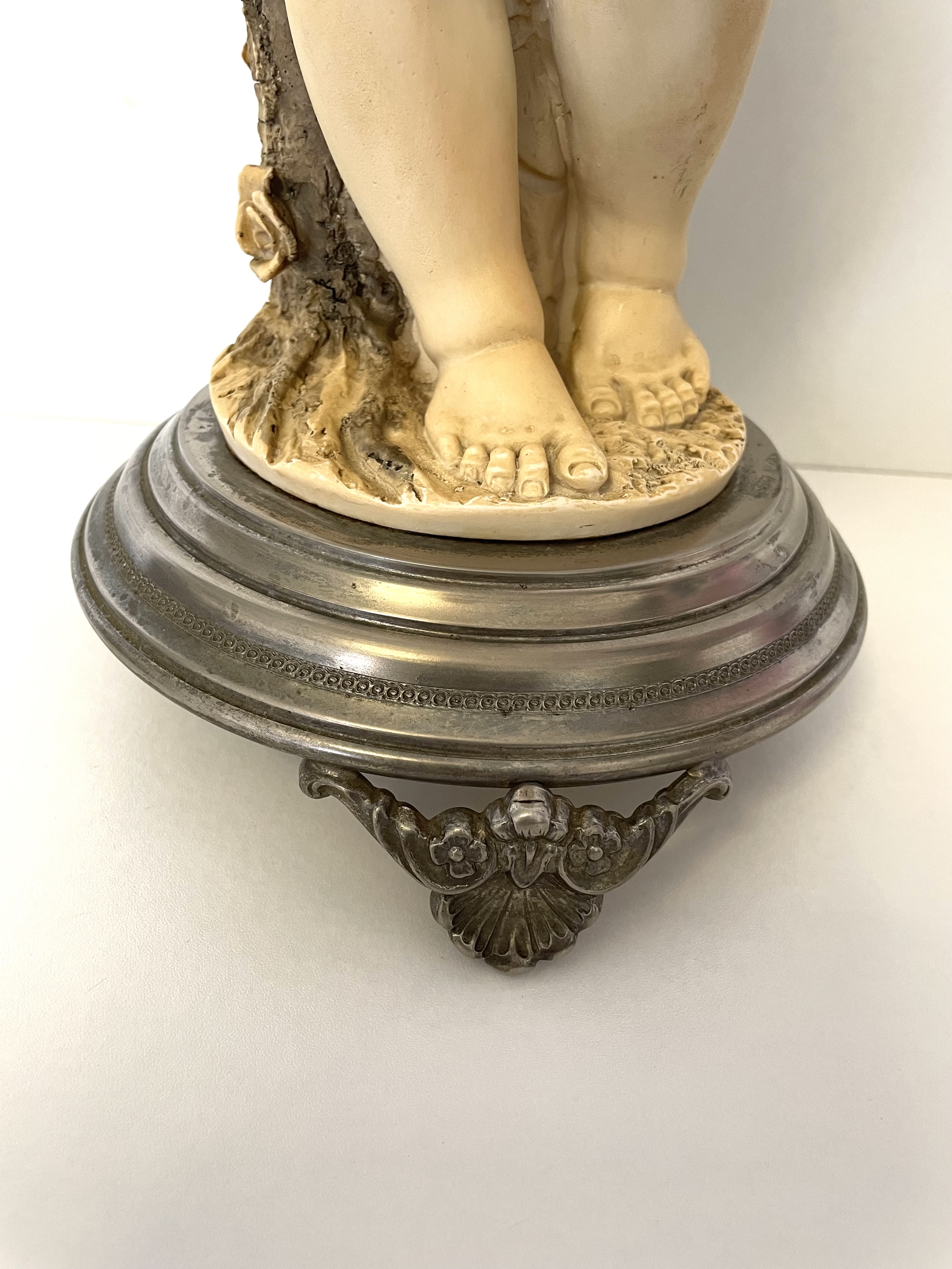 Beeld van een jongen Gesigneerd Capodimonte – foto 7 – kavel bij GSD Auctions, Zoeterwoude