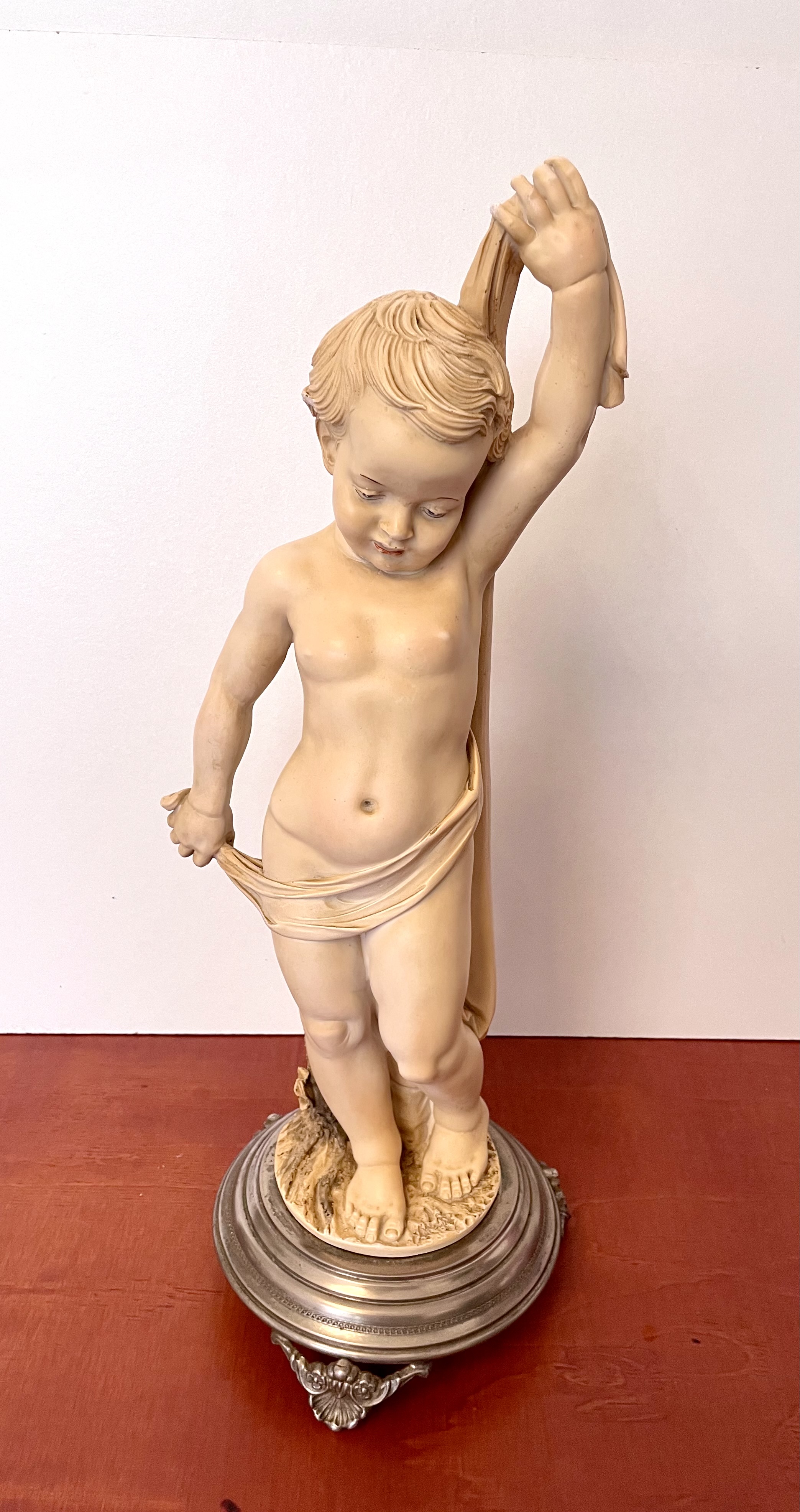 Beeld van een jongen Gesigneerd Capodimonte – foto 2 – kavel bij GSD Auctions, Zoeterwoude