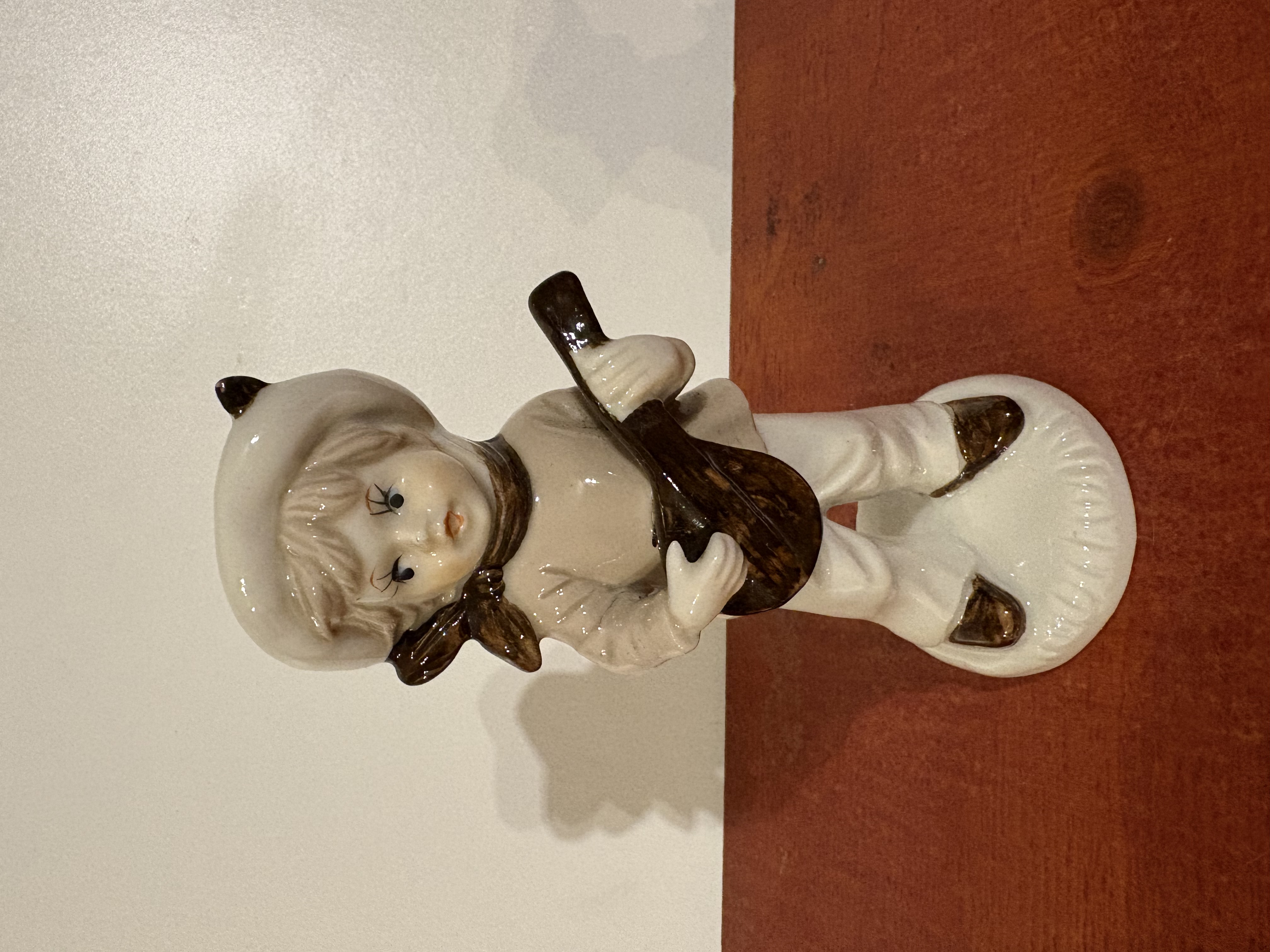 Keramieken Beeldjes Nummer 1 Banjo spelende jonge – foto 2 – kavel bij GSD Auctions, Zoeterwoude