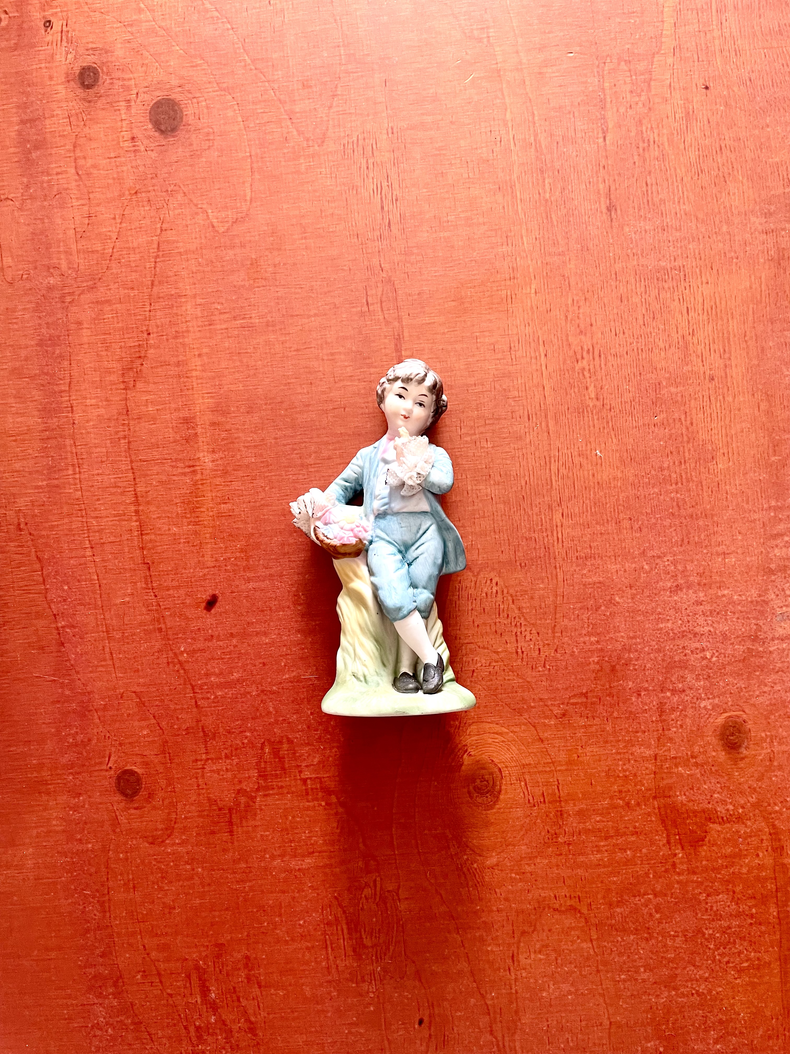 Vintage wachtende jongen keramiek – foto 2 – kavel bij GSD Auctions, Zoeterwoude