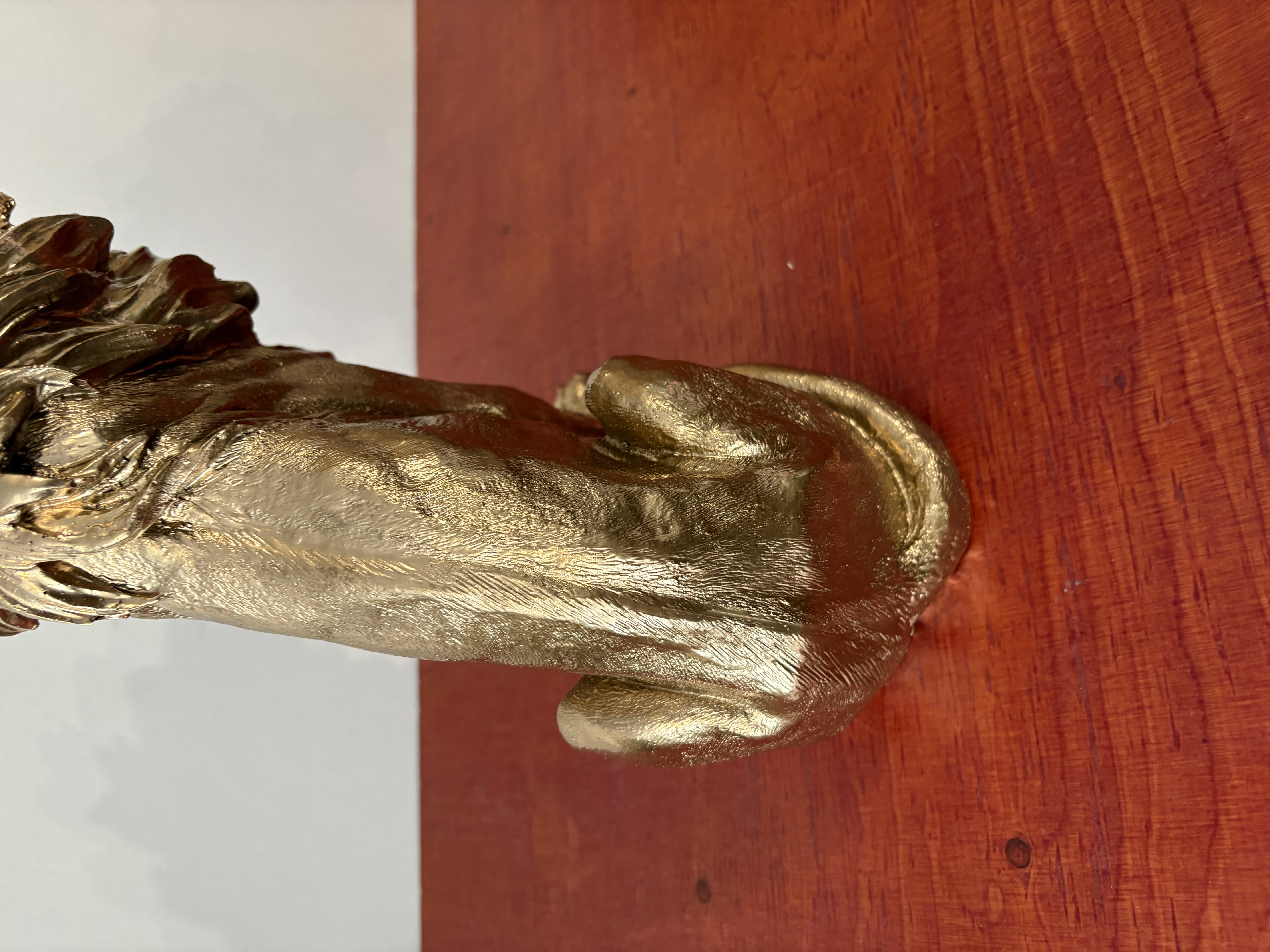 Goudkleurige leeuw van polyresin @ – foto 3 – kavel bij GSD Auctions, Zoeterwoude