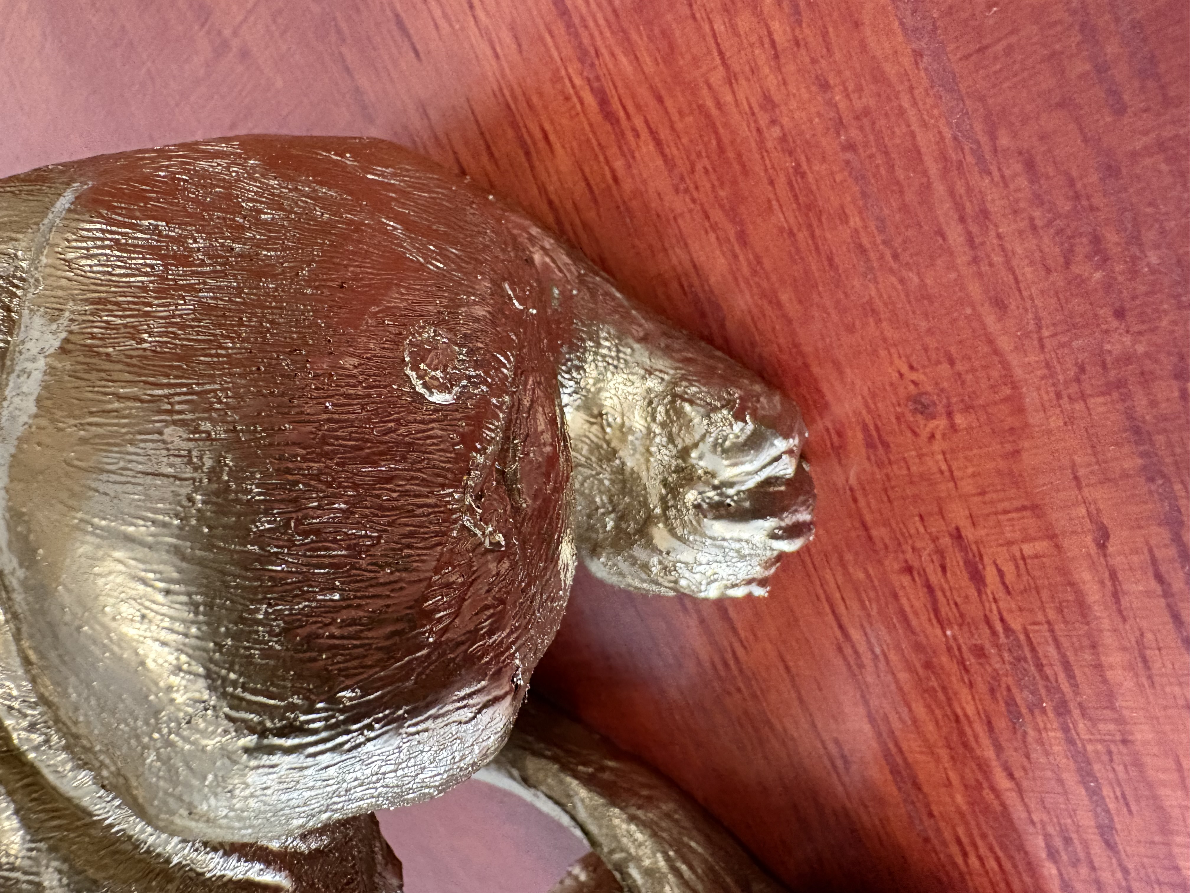 Goudkleurige leeuw van polyresin @ – foto 4 – kavel bij GSD Auctions, Zoeterwoude